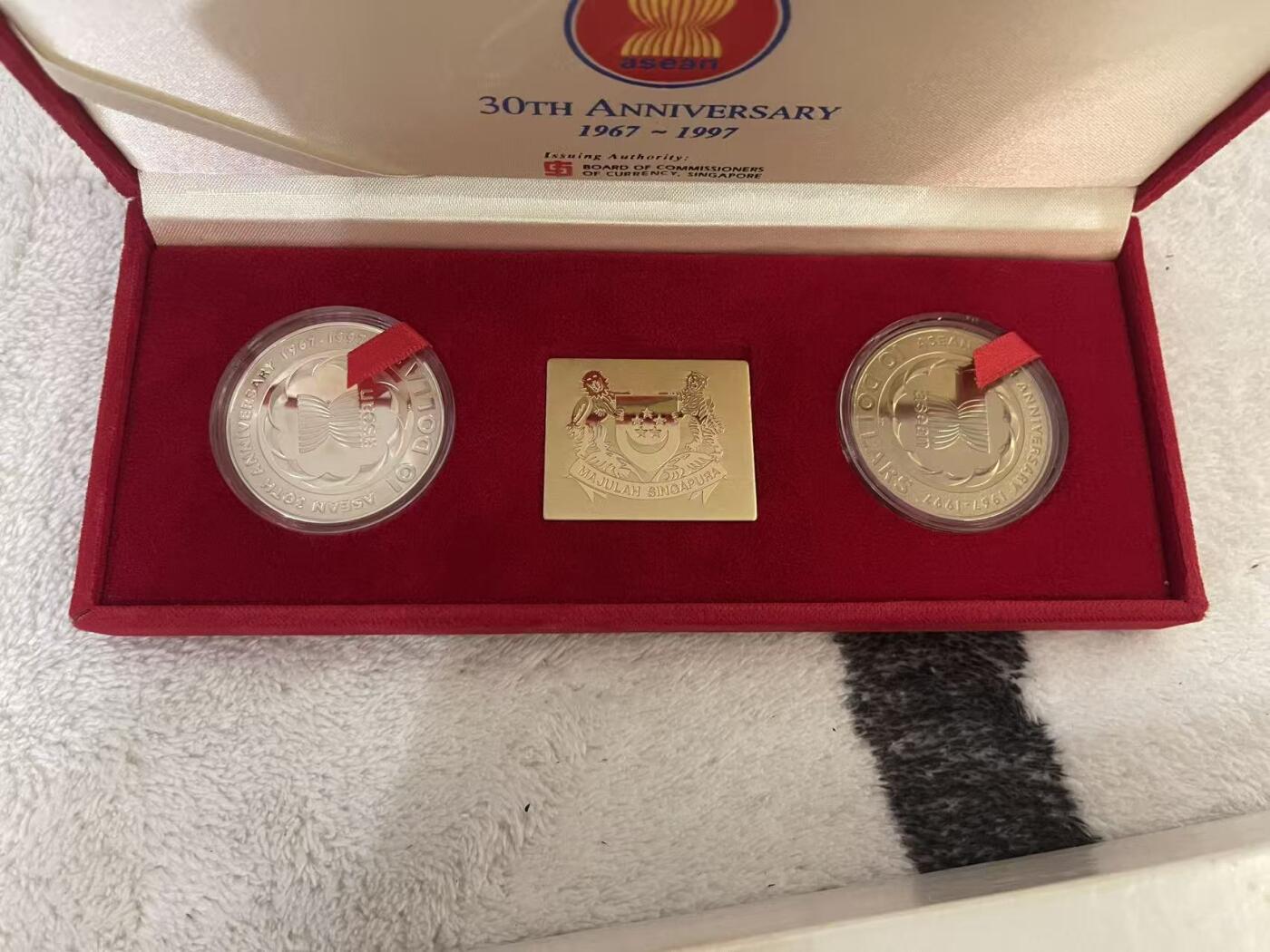 ❤️【币观天下】❤️ 第342期钱币秒杀拍卖场- 2026.2.4秒杀专场 长期征集拍品  新加坡1997年东南亚国家联盟Asean纪念银币套装2合1 盒证齐全 含1盎司精制银币 限量发行2800套