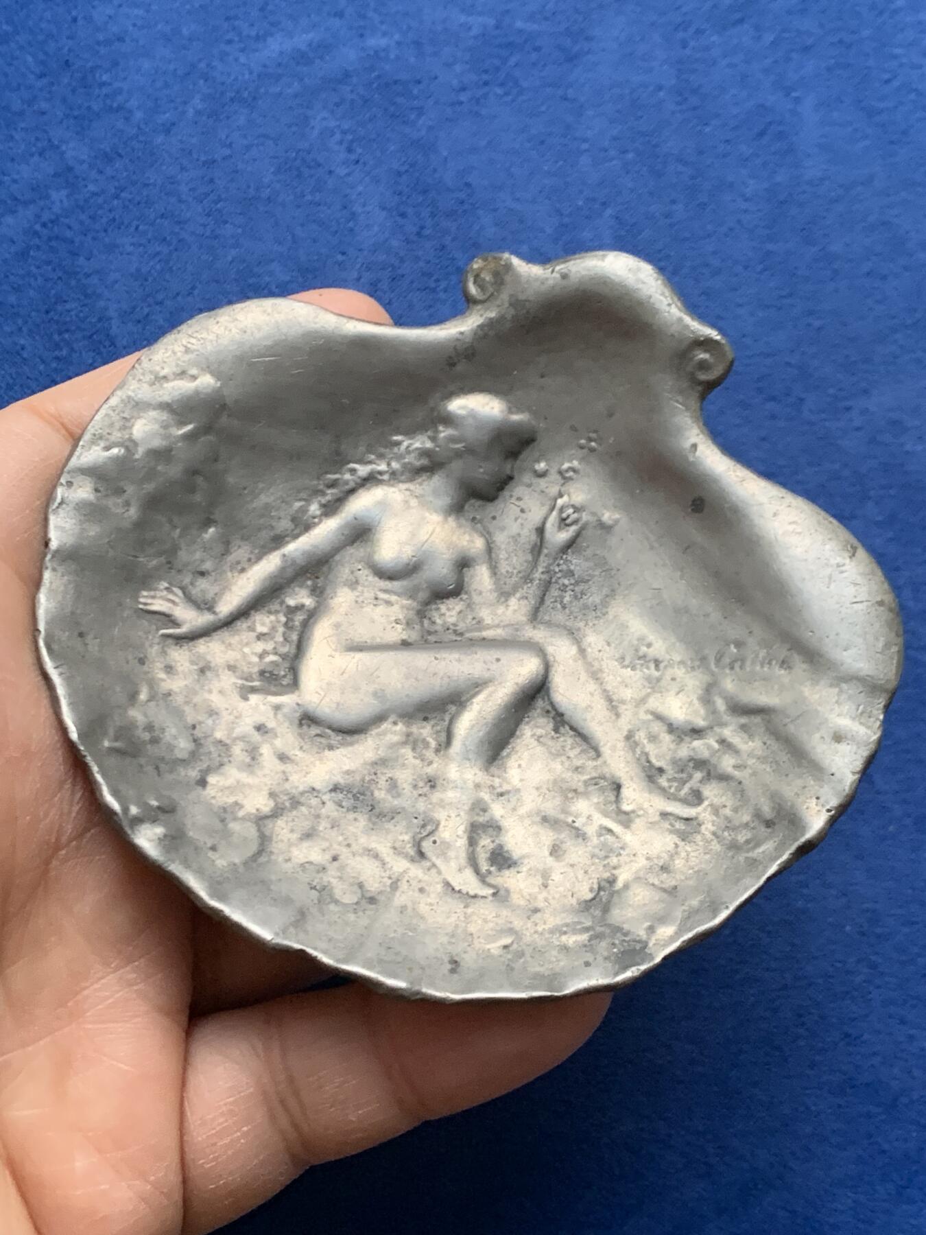 《竞宝斋》第464场 周日，周一，周二，3场连拍 （全场包邮）欢迎送拍 欧洲 美人图案贝壳形古董小碟，少见的欧陆古董小物件，美女神态自然，富有朦胧的美感，贝壳形的设计也颇有巧思，精巧而富有趣味。105.3克，87*90mm wm材质