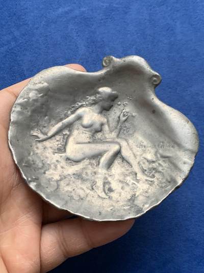 《竞宝斋》第464场 周日，周一，周二，3场连拍 （全场包邮）欢迎送拍 - 欧洲 美人图案贝壳形古董小碟，少见的欧陆古董小物件，美女神态自然，富有朦胧的美感，贝壳形的设计也颇有巧思，精巧而富有趣味。105.3克，87*90mm wm材质