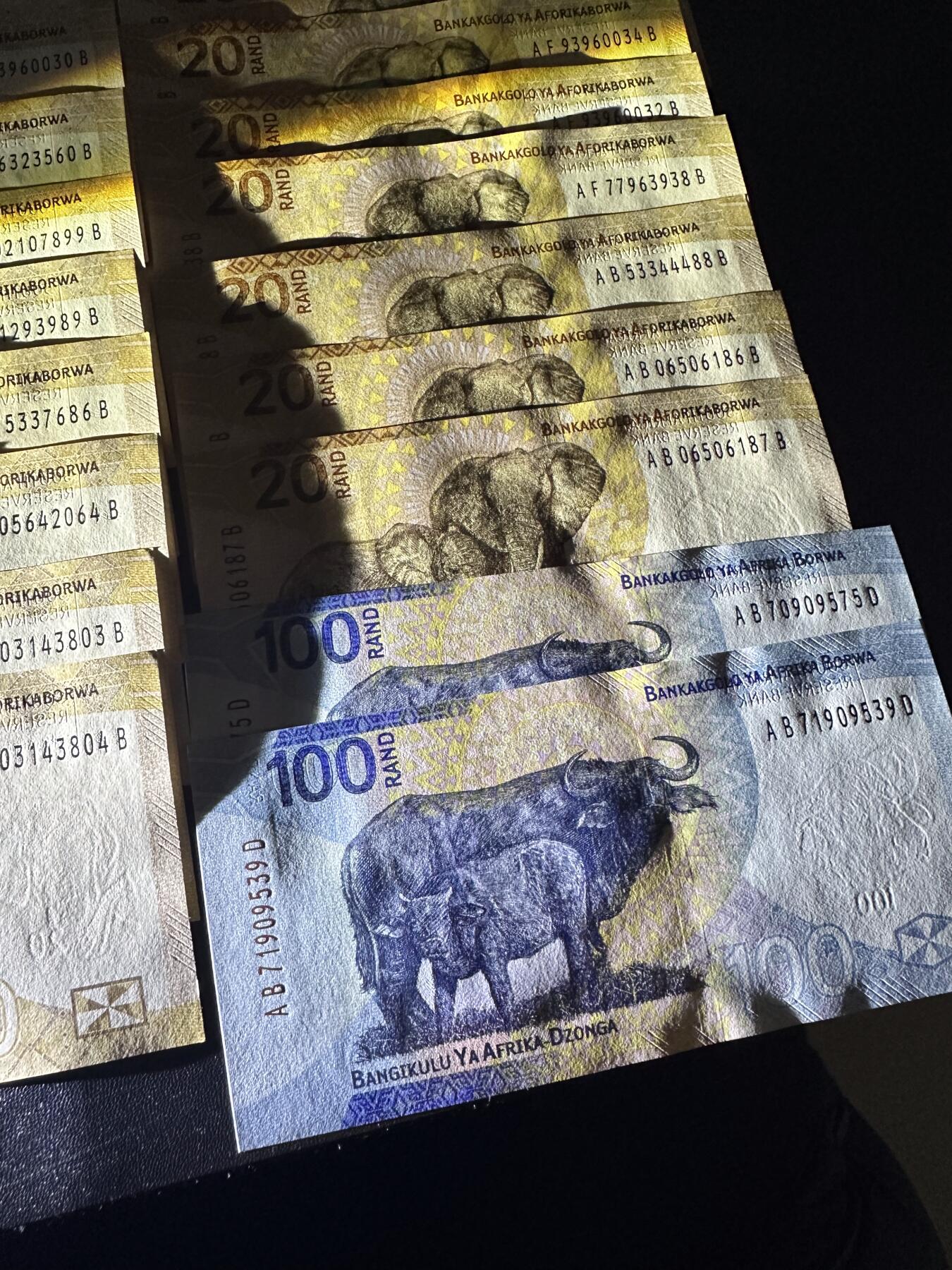 《外钞收藏家》第六百零七期（畅拍场）（本平台长期征集拍品、欢迎藏友们联系合作） 南非20兰特23张+100兰特2张 大部分全新 有几张有折或者有瑕疵 如图