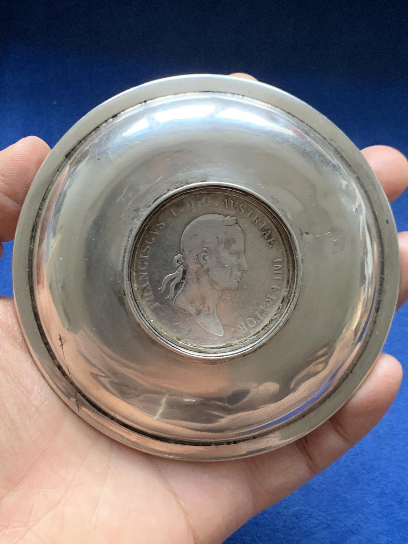 《竞宝斋》第464场 周日，周一，周二，3场连拍 （全场包邮）欢迎送拍 欧洲镶嵌弗朗茨一世泰勒老银碟子，19世纪末期20世纪初南欧工艺，直径约101.5毫米，高18毫米，重约96.1克。碟底部边缘有CD、J、马耳他十字（Maltese Cross ）800银，4个银戳记。中间镶嵌少见1834年弗朗茨一世奥地利帝国双头鹰1泰勒银币。流通使用品。