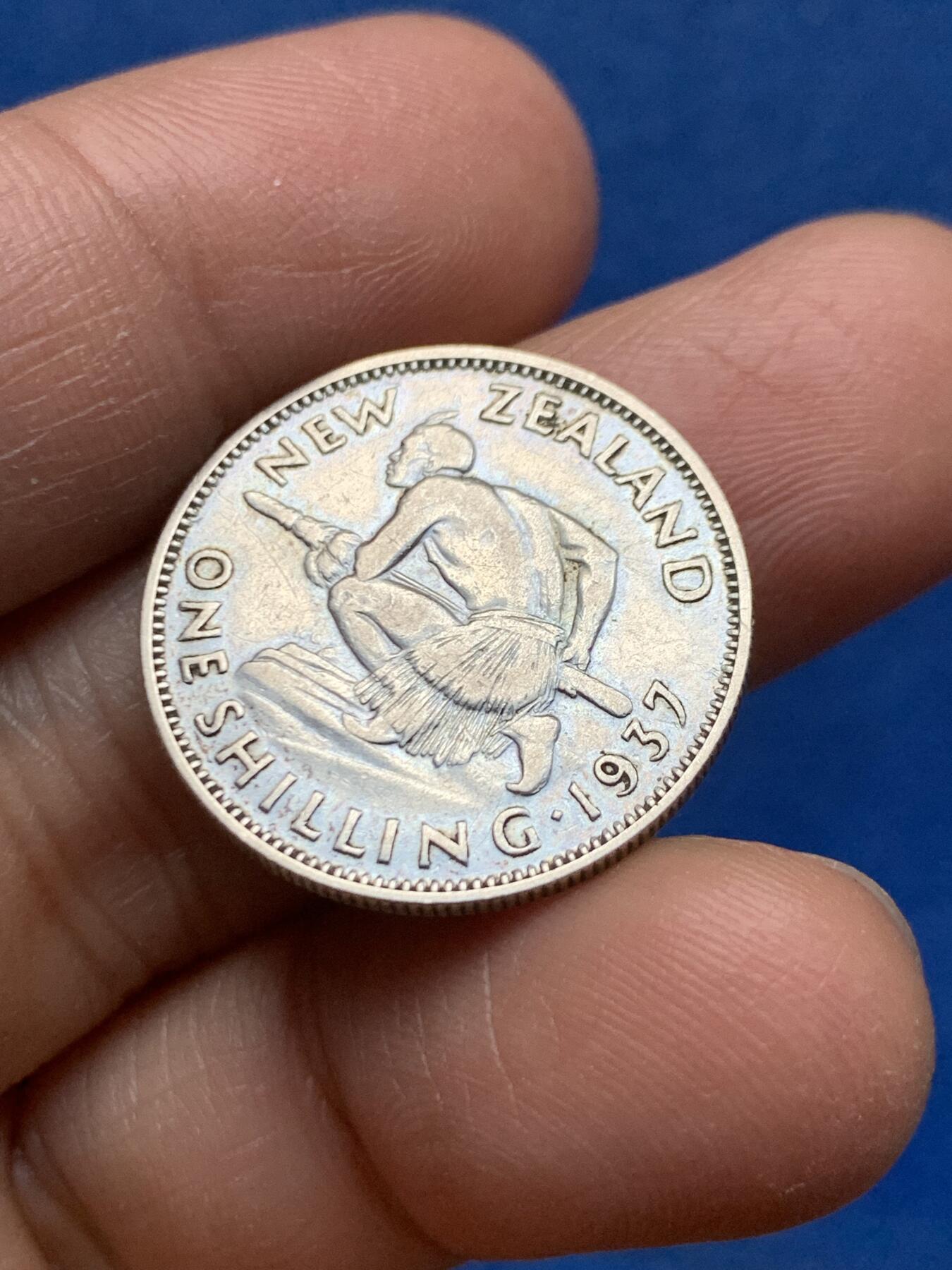 《竞宝斋》第464场 周日，周一，周二，3场连拍 （全场包邮）欢迎送拍 新西兰1937年乔治六世1先令银币 背面蹲伏的毛利战士手持塔亚哈（传统毛利权杖） 500银 5.62克