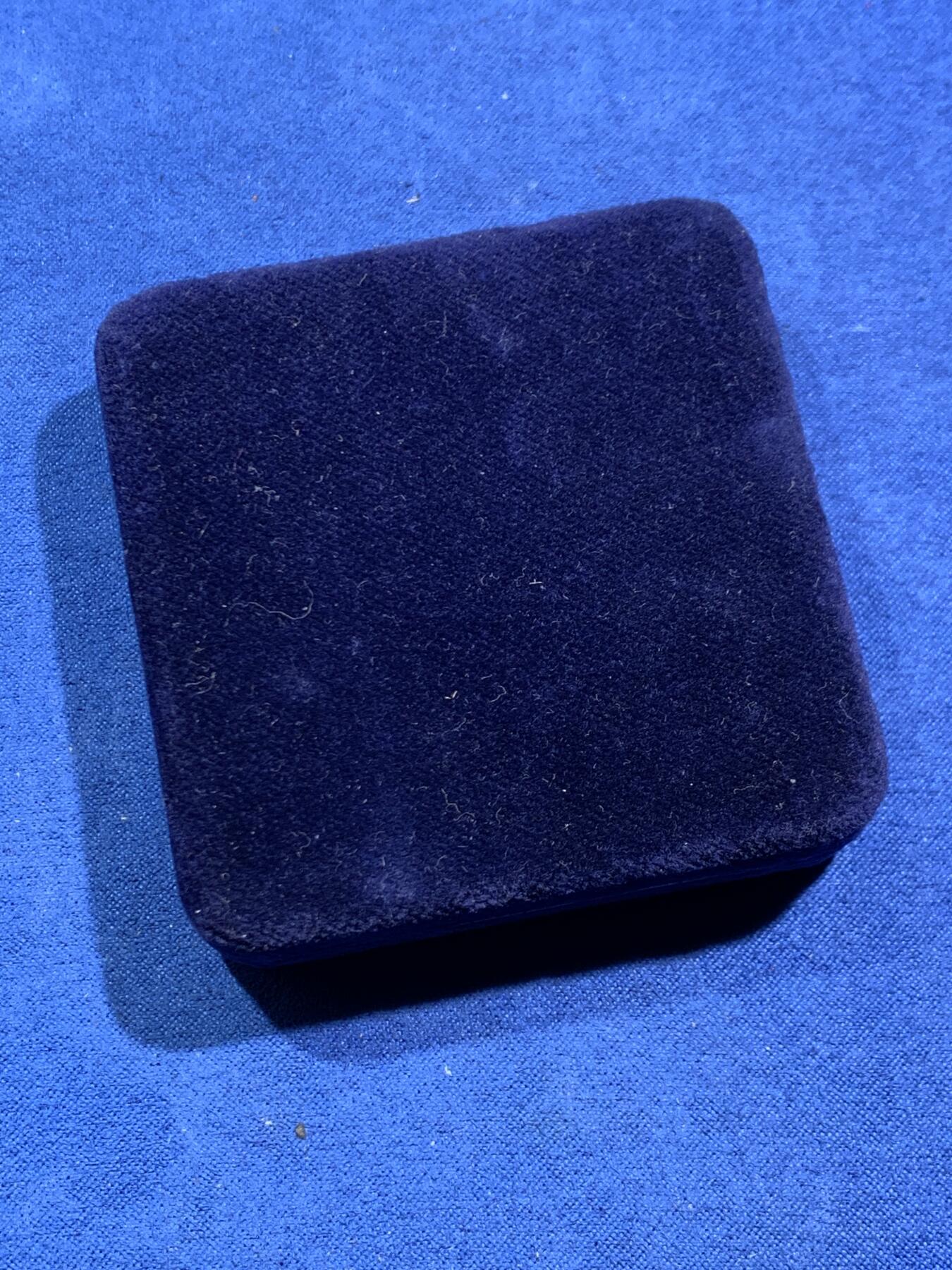 《竞宝斋》第464场 周日，周一，周二，3场连拍 （全场包邮）欢迎送拍 奥地利1995年纪念第一共和国精制银币，正面为奥地利议会大厦前的历史性场景，背面融合了议会建筑、国徽元素与象征工业、科技和文化发展的图案，整体刻画精美，在奥地利纪念币体系中属于较受欢迎的题材之一，34mm，20g，900银