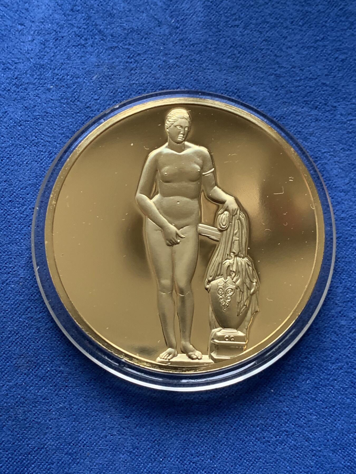 《竞宝斋》第464场 周日，周一，周二，3场连拍 （全场包邮）欢迎送拍 美国 1983年 古希腊艺术瑰宝镀金大铜章，直径50mm，重79.5克，尼多斯的阿芙洛狄忒，女神沐浴，美轮美奂。富兰克林造币厂铸造，精制镜面工艺。金水非常足，边缘标注铜镀24K金