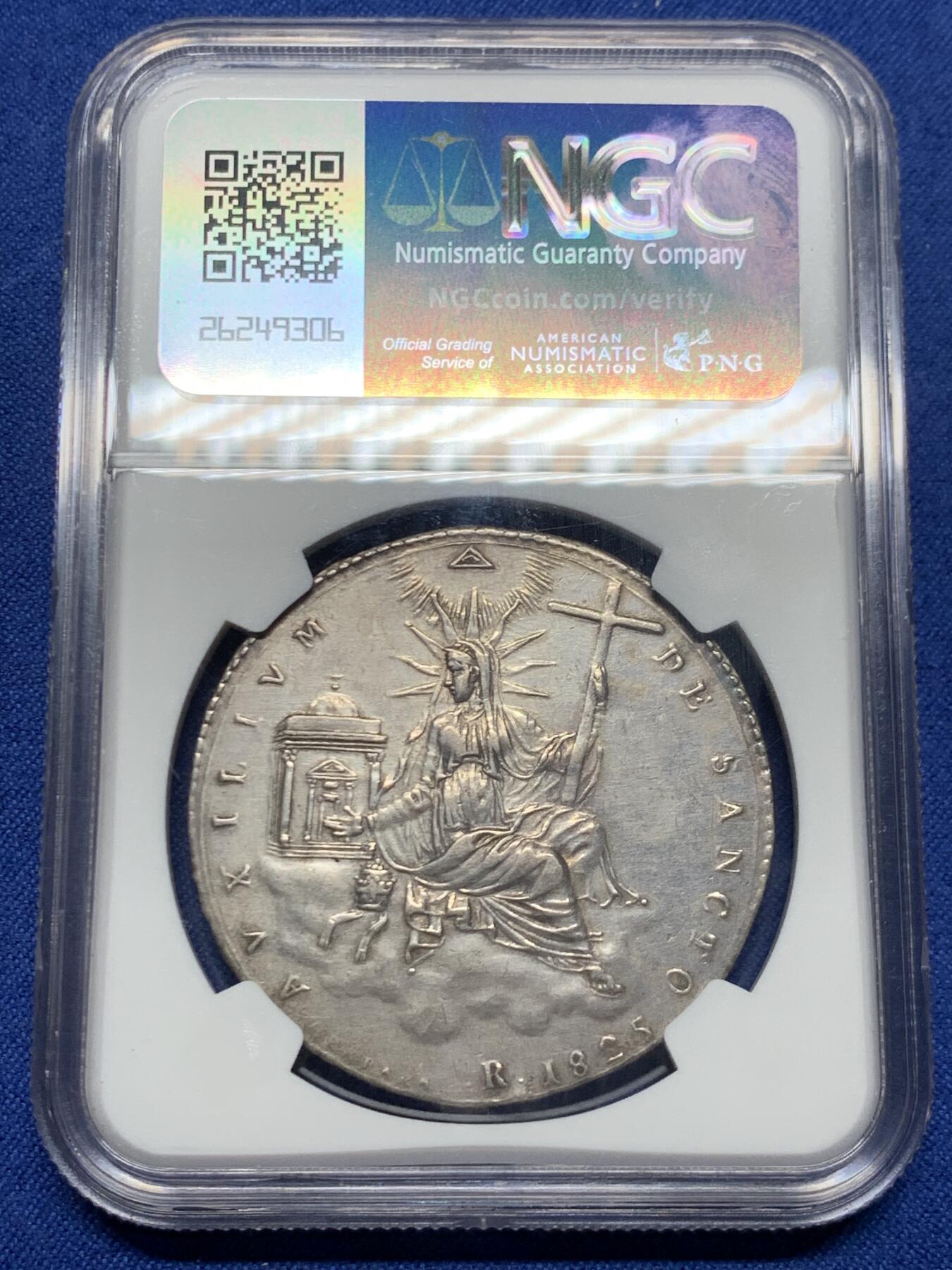 《竞宝斋》第464场 周日，周一，周二，3场连拍 （全场包邮）欢迎送拍 NGC XFD 意大利 教皇国 1825年 1斯库多 银币 精致的云端圣母题材 12点钟有一处微小的镶嵌移除痕迹 这枚的圣母头饰不同于克书版 是略弯曲的 不清楚在稀有度上是否有区别 很少见的品种