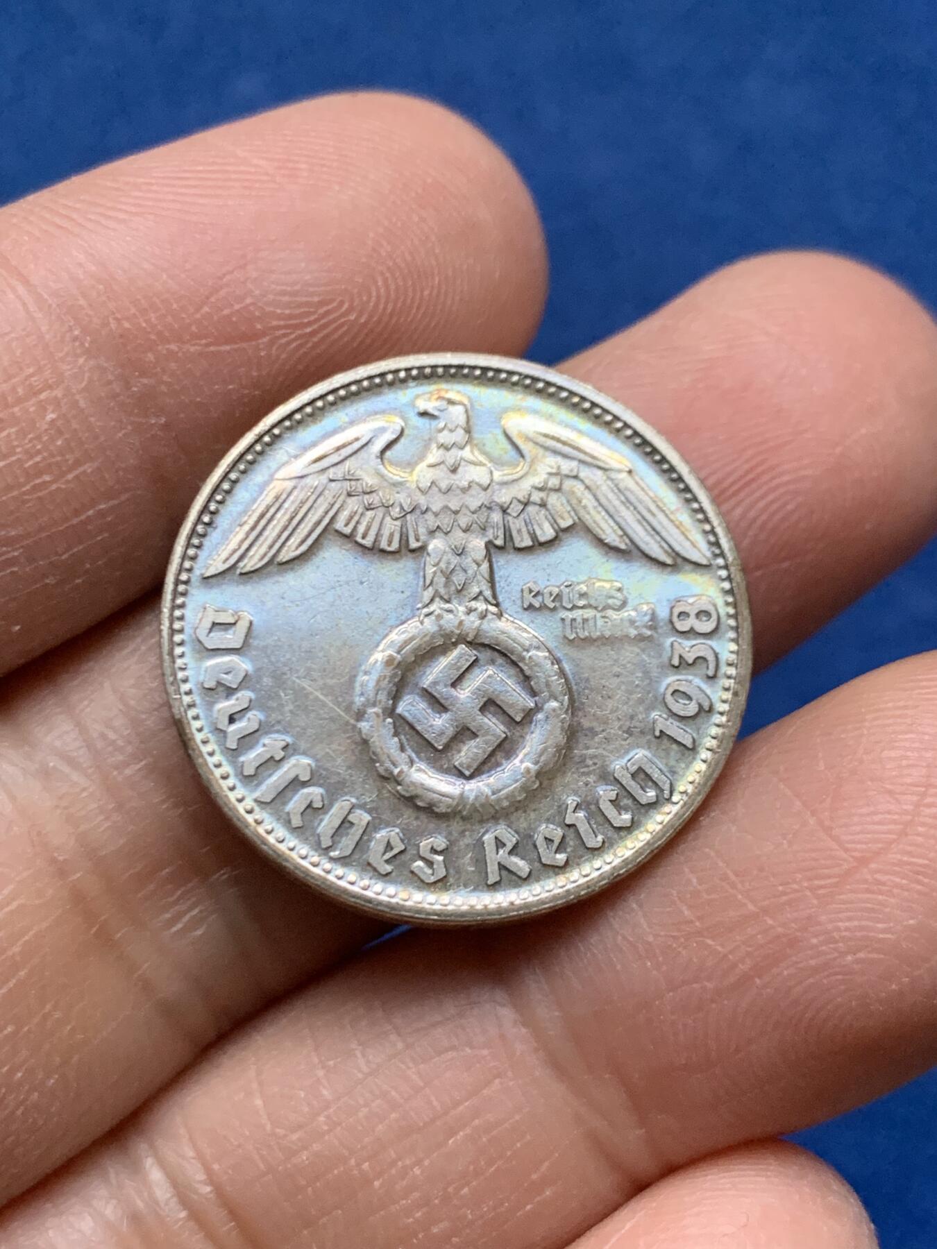 《竞宝斋》第464场 周日，周一，周二，3场连拍 （全场包邮）欢迎送拍 少见人像 好品 德国1938（实际应为1989）2马克 镀银 币型章 珍惜币目录收录