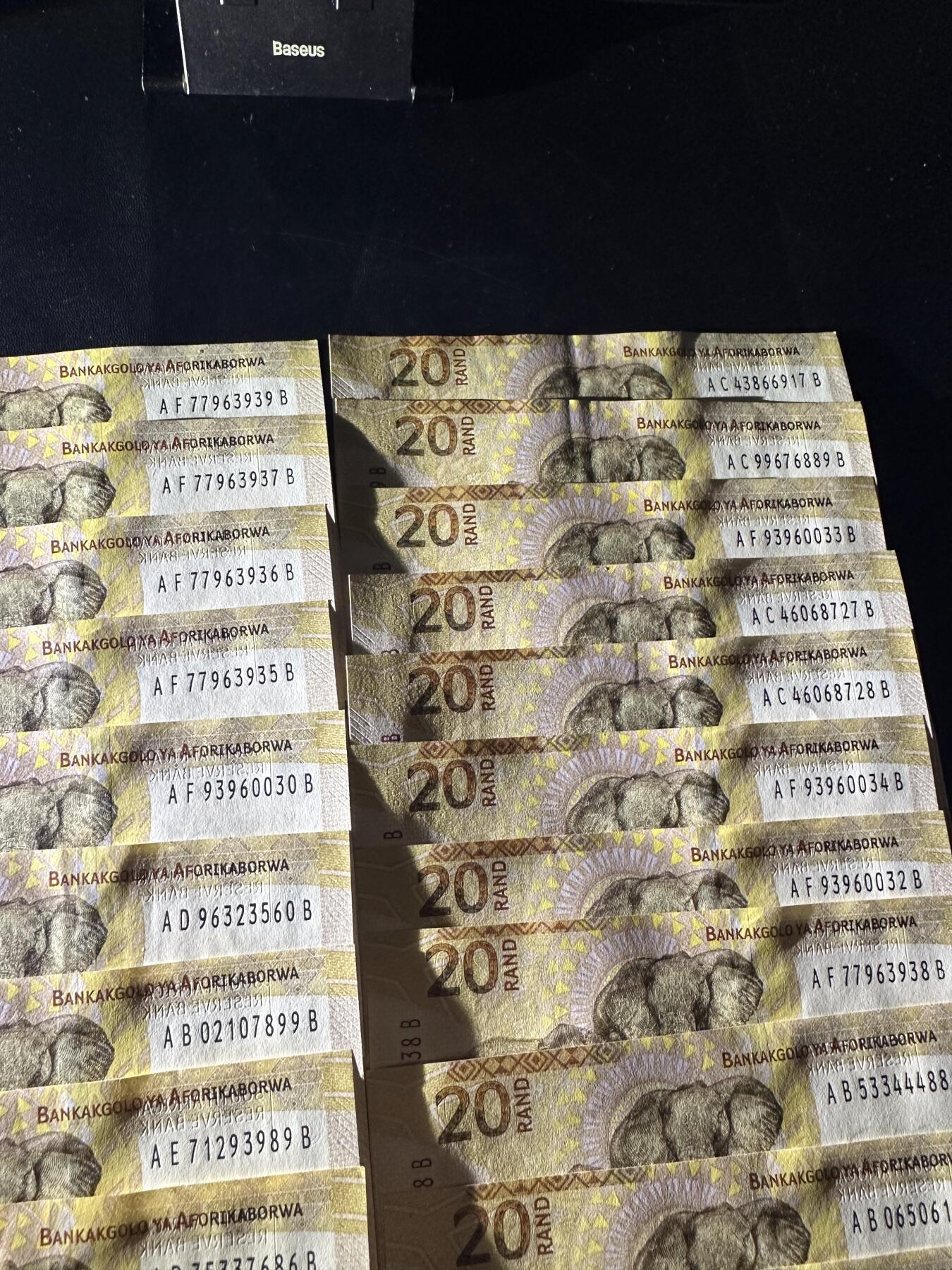 《外钞收藏家》第六百零七期（畅拍场）（本平台长期征集拍品、欢迎藏友们联系合作） 南非20兰特23张+100兰特2张 大部分全新 有几张有折或者有瑕疵 如图