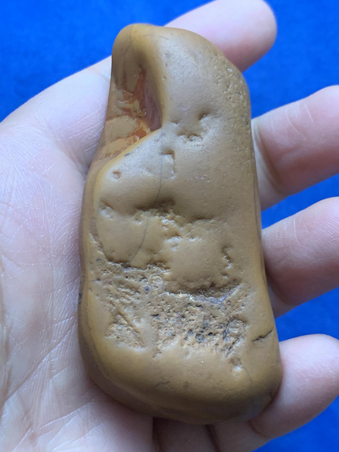 《竞宝斋》第464场 周日，周一，周二，3场连拍 （全场包邮）欢迎送拍 黄蜡石石雕·诗画 手把件，石型很好，天然纹路，“山前山后各有路，有风无风都自由”，表达意境的诗画题材，重110.5克，一手握