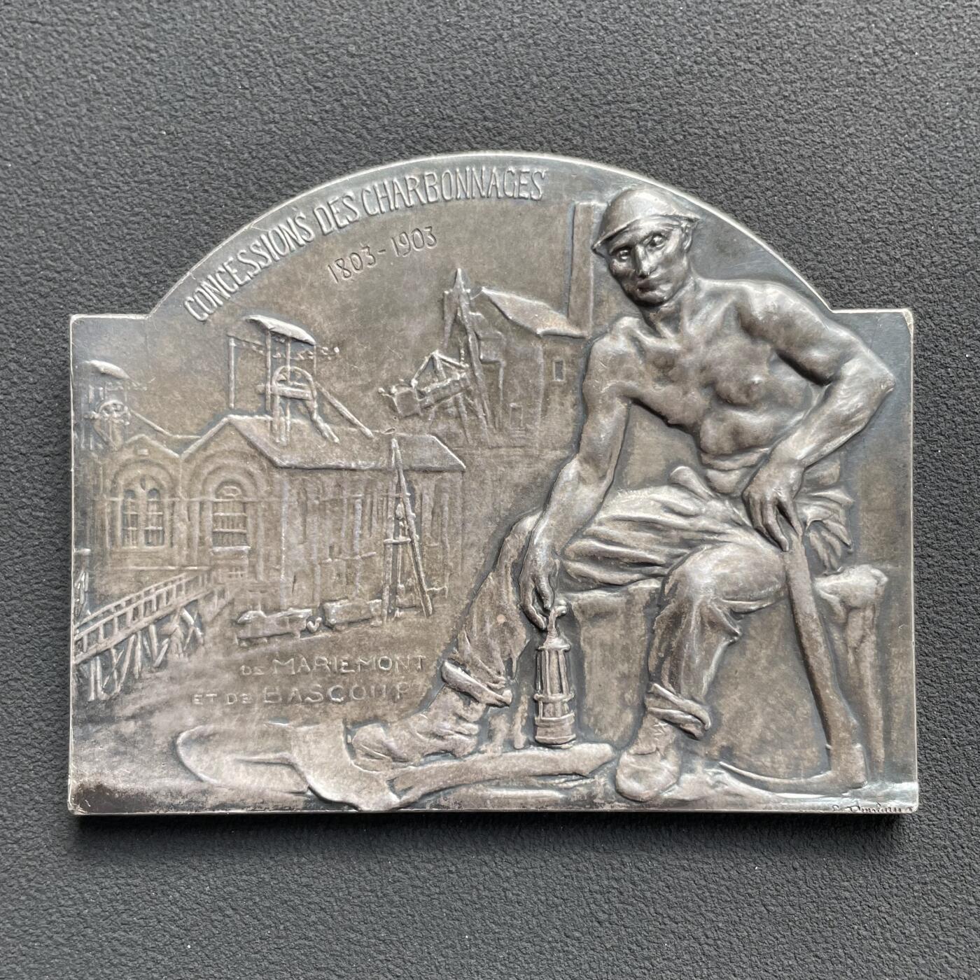「木头集藏」“ 新岁撷珍”——章牌精品专场！ Rombaux～1903年比利时阿尔贝王子夫妇来访纪念银章，尺寸：71 × 56mm，109 g，边铭：ARGENT 银标，此款大版银章很少见！纪念马里蒙和巴斯库煤矿特许权100周年及阿尔贝王子夫妇来访。正面右侧为比利时国王利奥波德二世与先王利奥波德一世，左侧为阿尔贝王子（即后来的阿尔贝一世国王）与王子妃伊丽莎白。