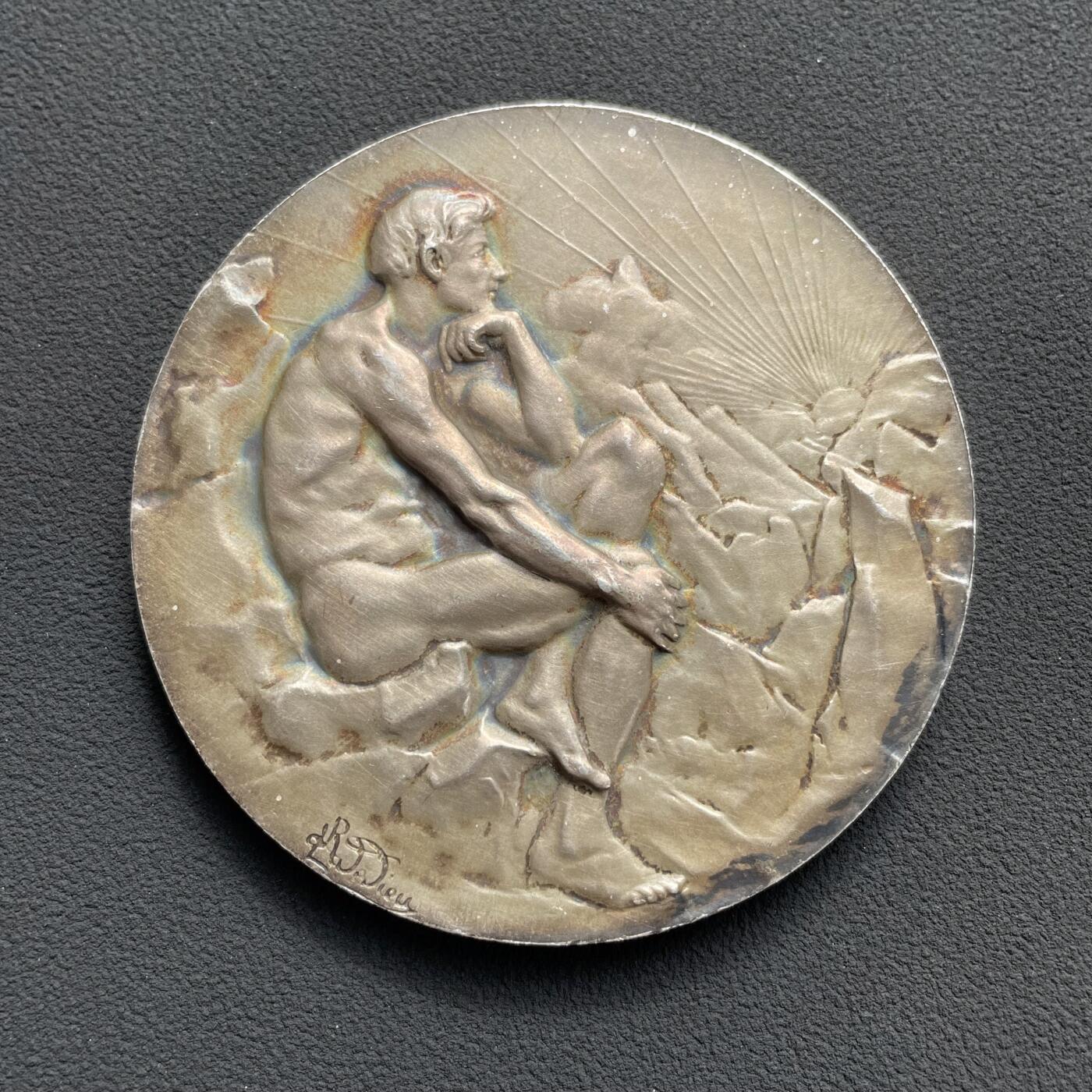 「木头集藏」“ 新岁撷珍”——章牌精品专场！ R. Lamourdedieu～1906年法国SAMF协会35号作品银章“生活的乐趣” ，法兰西章牌之友协会（SAMF）1906年发行，直径：57mm，83 g，包浆很漂亮，银章发行量仅70枚，边铭：丰饶角+ARGENT+火蝾螈+限量编号22。正面是一对情侣在热吻，背面是一名男子眺望朝阳。经典清凉章，完美展现人体的力与美。  SAMF协会章是法国新艺术章牌最杰出的代表，历来受到章牌收藏者的追捧。