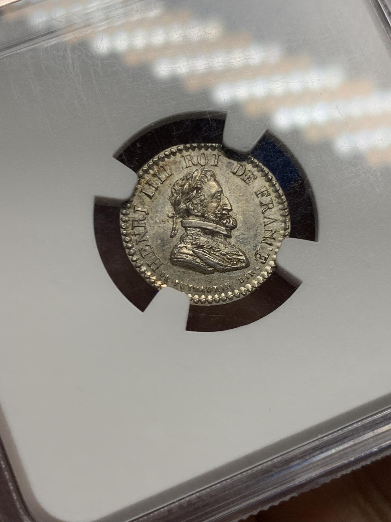 《竞宝斋》第464场 周日，周一，周二，3场连拍 （全场包邮）欢迎送拍 少见 NGC MS63 法国1818年波旁王朝复辟时期的法国银质纪念章，正面为路易十八右向肖像，环绕铭文标示其王权身份，体现复辟初期法国重新确立合法君主统治的政治语境。背面人物为亨利四世右向肖像，其形象源自法国王权传统中被反复引用的“王国奠基者”形象，用以强调王朝合法性的历史延续性。正反两面并置不同君主，是复辟时期常见的纪念性设计，用以将当下政权与历史上的成功统治者相连接。