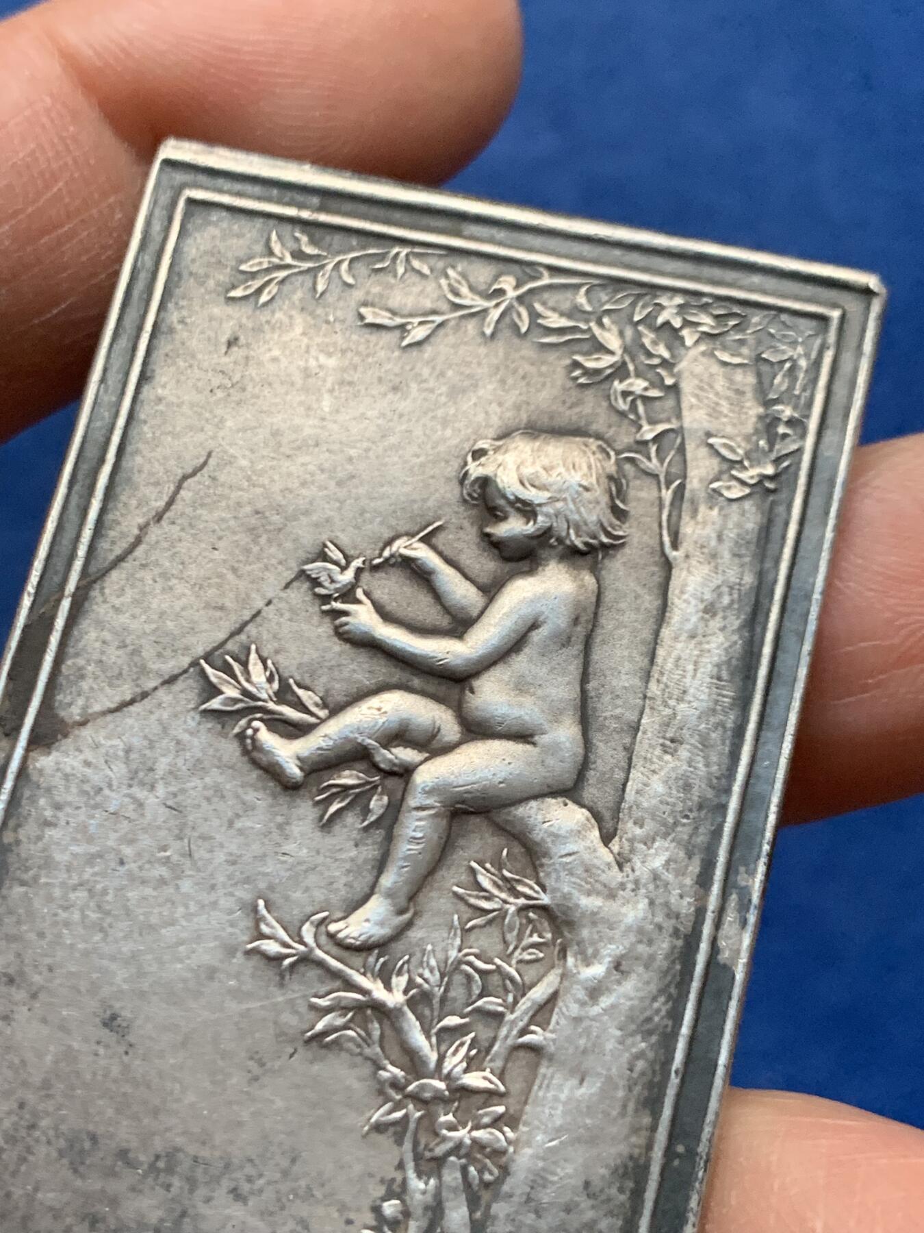 《竞宝斋》第464场 周日，周一，周二，3场连拍 （全场包邮）欢迎送拍 法国天才章牌大师杜普伊D.Dupuis代表作之一，巢，知名度较高的法章之一，新艺术风格代表作。人与自然，爱与和谐，材质950银，边铭丰饶角argent，大小37x65.8mm，重量57.3g，表面有些老的细小磕碰划痕，如图。