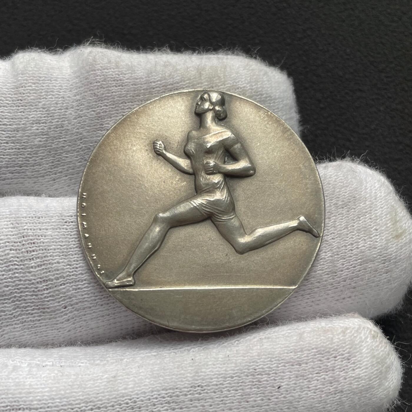 「木头集藏」“ 新岁撷珍”——章牌精品专场！ Alfred Hofmann~奥地利 跑步的女子 银章，直径：30mm，13.5 g ，罕见品种！边铭：维也纳造币厂银标 圆圈A+含银量900。维也纳造币厂20世纪20-30年代铸造发行，Hofmann在这一时期创作了一系列类似风格的女子形象的章牌。