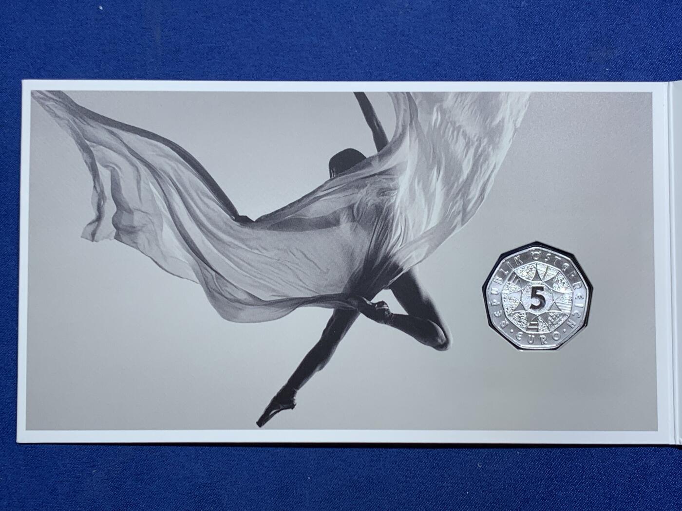 《竞宝斋》第464场 周日，周一，周二，3场连拍 （全场包邮）欢迎送拍 奥地利2025年新年--尽情舞动原封卡装纪念银币，盒证全(卡装盒、证书). 高颜值漂亮银币，8.41g，925银，面值5欧