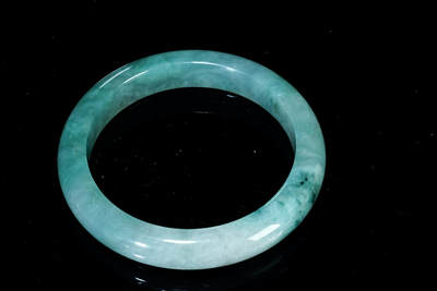 上海都达杂项专场102【全场包邮】  天然冰晴种飘绿花翡翠（A货）手镯90-6