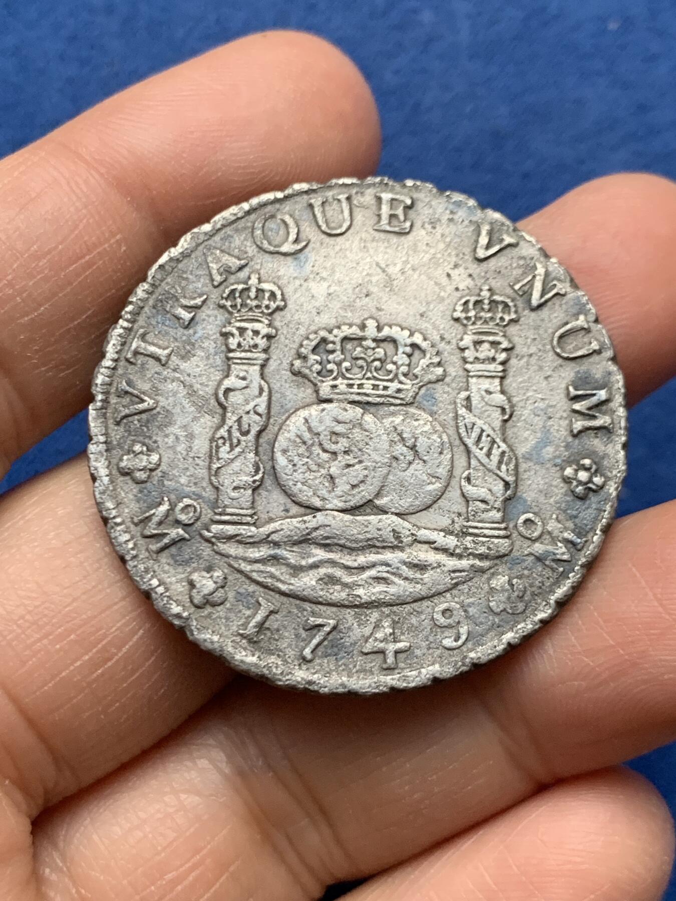 《竞宝斋》第464场 周日，周一，周二，3场连拍 （全场包邮）欢迎送拍 西属墨西哥1749年8里亚尔地球双柱，深打好品，无戳，地板稍有腐蚀 25.85克