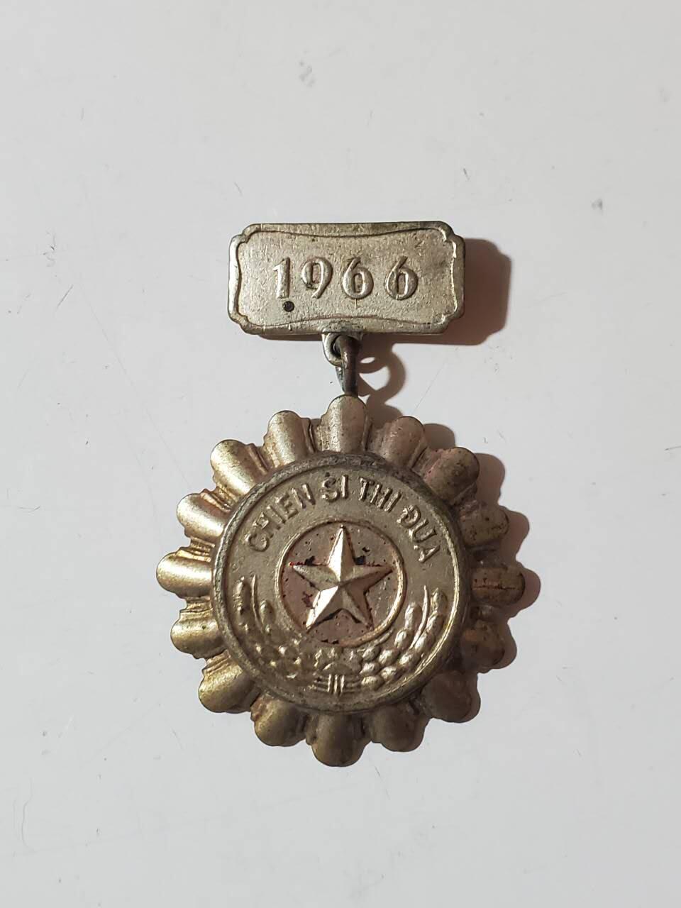 韵星假日军品类拍卖第三十九期暨默多克中校夫妇专场 -- Rimey Holidays Militaria Auction 39 & The Modoks Collection  越南民主共和国（北越）优秀战士奖章 越战时期战时白铜版本 很厚重非铝