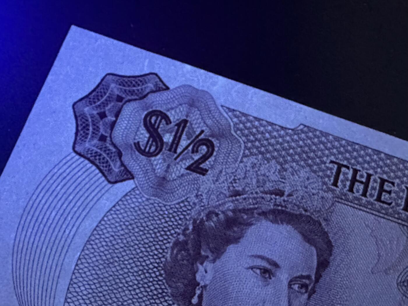 《外钞收藏家》第六百零七期（畅拍场）（本平台长期征集拍品、欢迎藏友们联系合作） 巴哈马女王1/2和3元 2张一起 UNC- 无折 有荧光下瑕疵