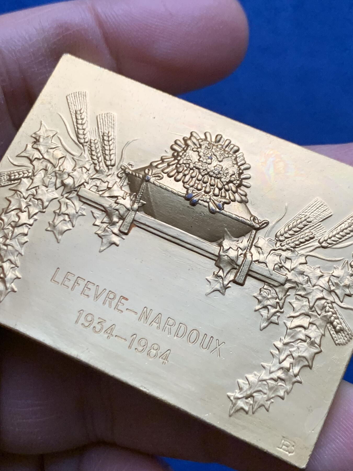 《竞宝斋》第464场 周日，周一，周二，3场连拍 （全场包邮）欢迎送拍 1984年法国名家波迪松新艺术经典【金婚纪念】镀金大铜章，品相极好，正面一对夫妇在树下笑看远山 流水和桥梁，寓意好，直径：55.5*40.3MM，重量：76.2g