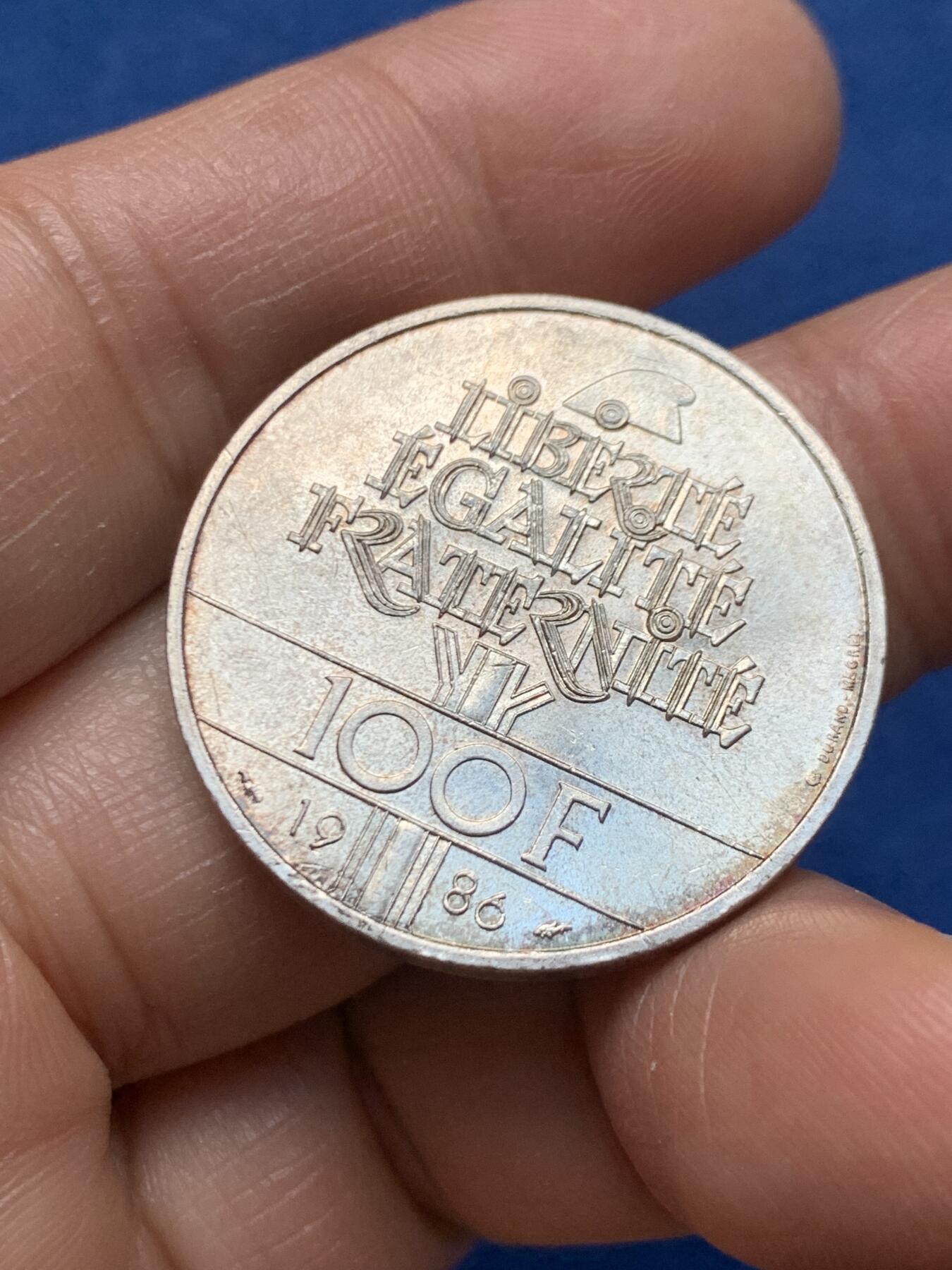 《竞宝斋》第464场 周日，周一，周二，3场连拍 （全场包邮）欢迎送拍 法国1986年自由女神像百年纪念银币，100法郎，重15g，900银，边缘金色包浆，双面转光，品相很好