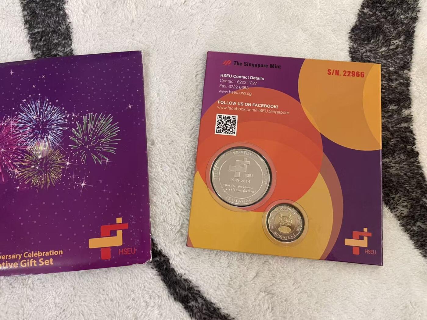 ❤️【币观天下】❤️ 第342期钱币秒杀拍卖场- 2026.2.4秒杀专场 长期征集拍品  新加坡2014年HSEU纪念册含一枚大纪念章 卡册品相如图 