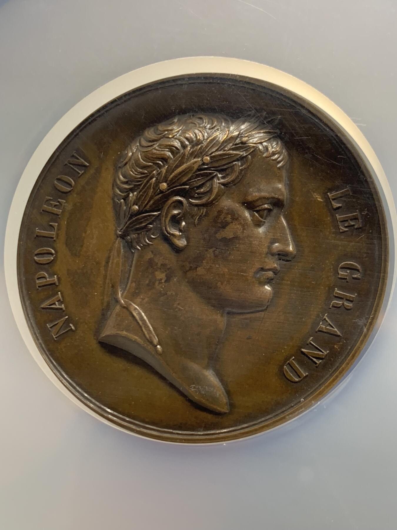 《竞宝斋》第464场 周日，周一，周二，3场连拍 （全场包邮）欢迎送拍 NGC MS61BN 法国1806年拿破仑凯旋门纪念铜章，BRAMSEN作品，稀少品种。正面拿破仑侧像，背面凯旋门高浮雕，打制细节犀利，包浆好状态。加大加厚盒