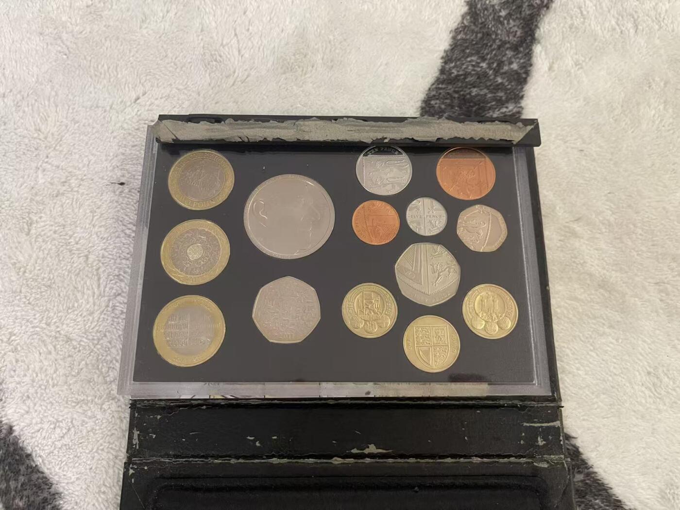 ❤️【币观天下】❤️ 第342期钱币秒杀拍卖场- 2026.2.4秒杀专场 长期征集拍品  英国2011年官方精制币大全套 含3枚高值双色币 包装自然老化有损坏 有证书