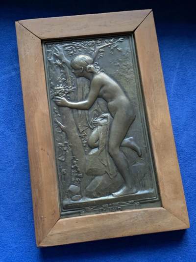 《竞宝斋》第464场 周日，周一，周二，3场连拍 （全场包邮）欢迎送拍 - Dupuis大版铜章<<LeNid(巢)>> 法国新艺术时期美女清凉章 木框镶嵌 总重531克 尺寸约65x123mm