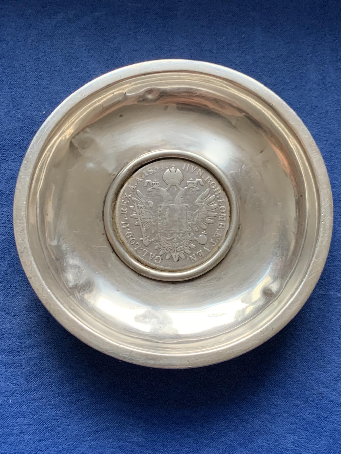 《竞宝斋》第464场 周日，周一，周二，3场连拍 （全场包邮）欢迎送拍 欧洲镶嵌弗朗茨一世泰勒老银碟子，19世纪末期20世纪初南欧工艺，直径约101.5毫米，高18毫米，重约96.1克。碟底部边缘有CD、J、马耳他十字（Maltese Cross ）800银，4个银戳记。中间镶嵌少见1834年弗朗茨一世奥地利帝国双头鹰1泰勒银币。流通使用品。