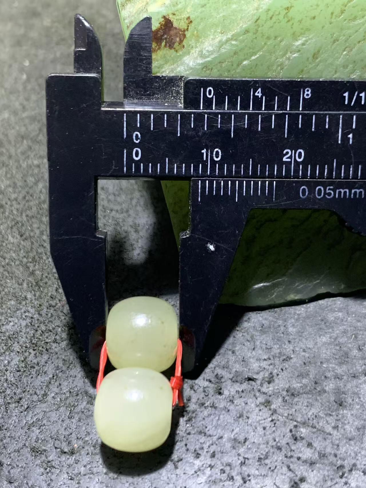 精美天然青海料和田玉水草沁老形桶珠一对