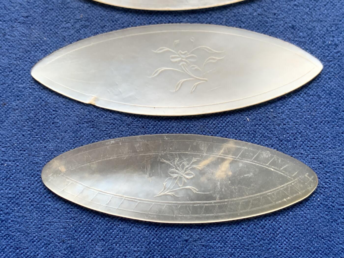 《竞宝斋》第464场 周日，周一，周二，3场连拍 （全场包邮）欢迎送拍 英国回流 清螺钿贝母筹码4枚一组，菱型，珠光水润，花卉精雕