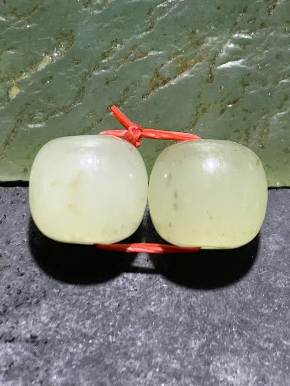 精美天然青海料和田玉水草沁老形桶珠一对