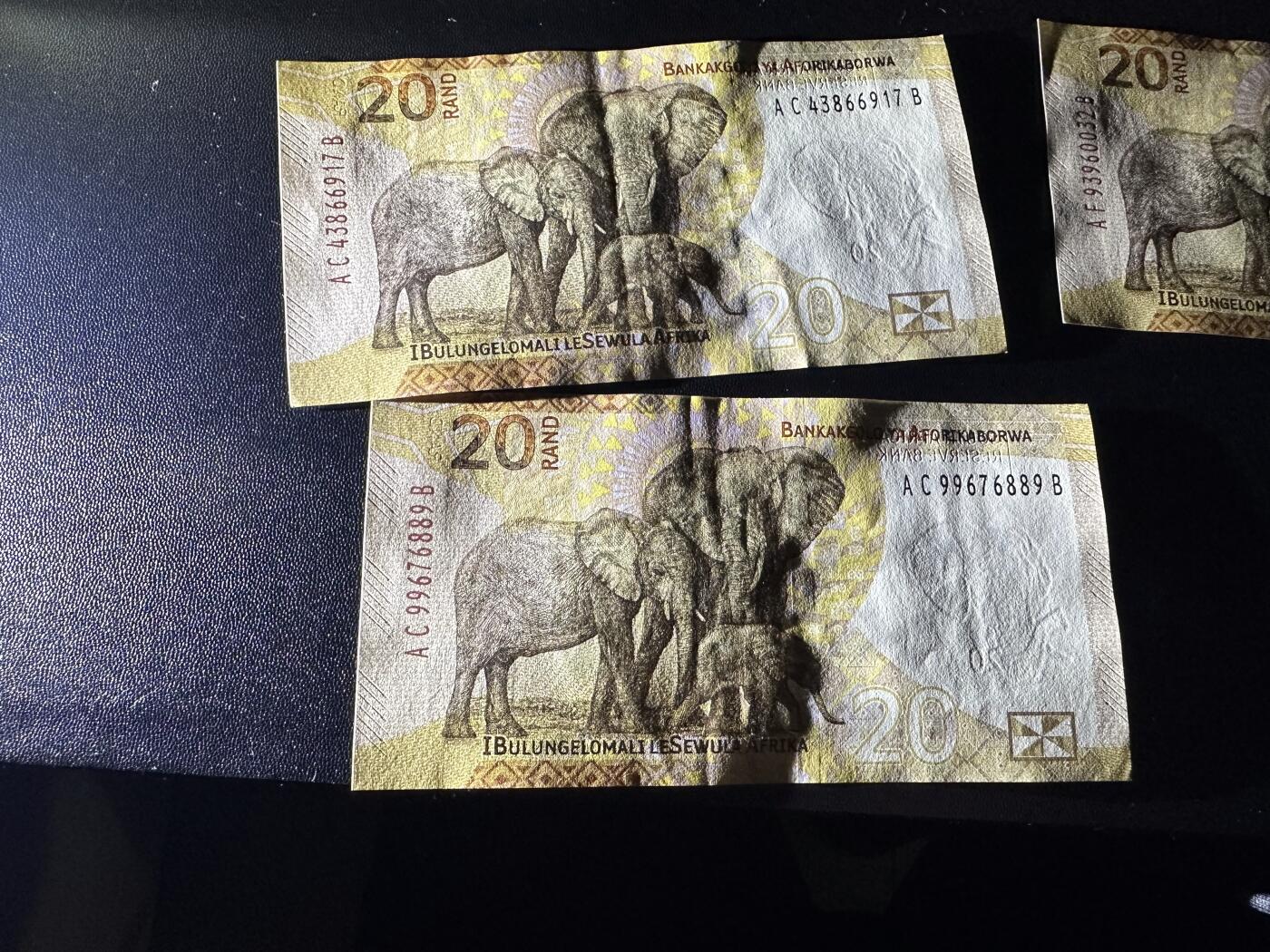 《外钞收藏家》第六百零七期（畅拍场）（本平台长期征集拍品、欢迎藏友们联系合作） 南非20兰特23张+100兰特2张 大部分全新 有几张有折或者有瑕疵 如图