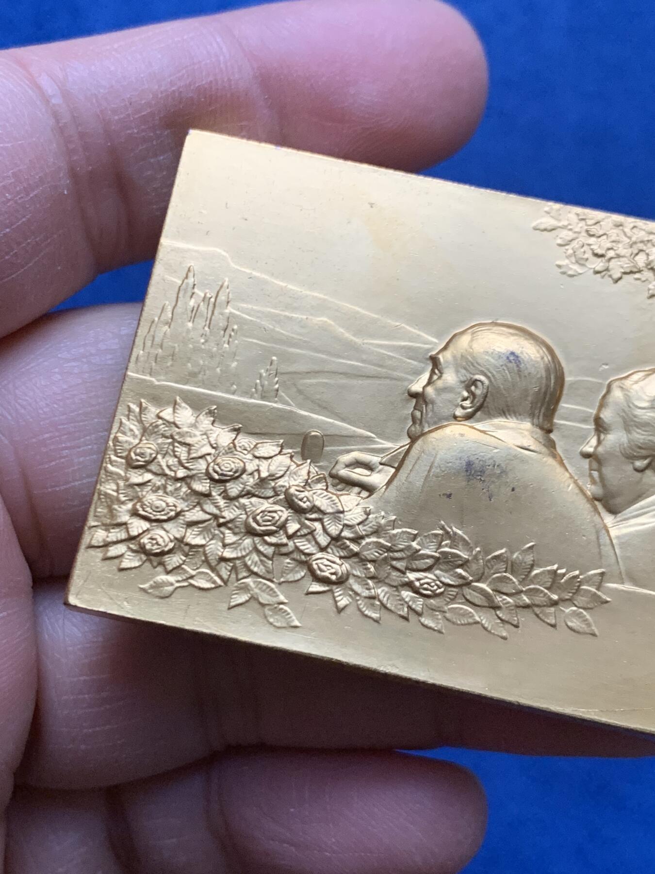 《竞宝斋》第464场 周日，周一，周二，3场连拍 （全场包邮）欢迎送拍 1984年法国名家波迪松新艺术经典【金婚纪念】镀金大铜章，品相极好，正面一对夫妇在树下笑看远山 流水和桥梁，寓意好，直径：55.5*40.3MM，重量：76.2g