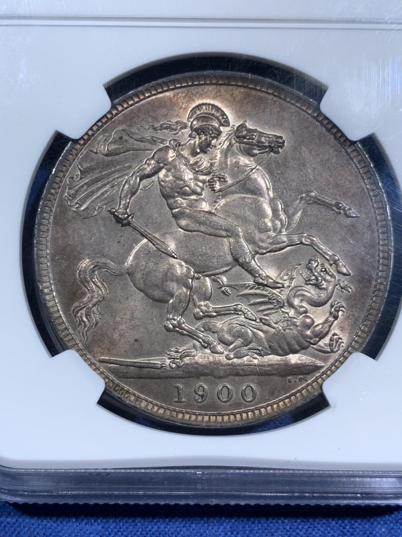 《竞宝斋》第464场 周日，周一，周二，3场连拍 （全场包邮）欢迎送拍 NGC MS62 英国 1900年 维多利亚披纱马剑克朗 极其稀有的LXIII边铭 同分8枚更高分仅9枚 属于好品存世量最少的版别之一 五彩包浆 整体的保存状态非常好