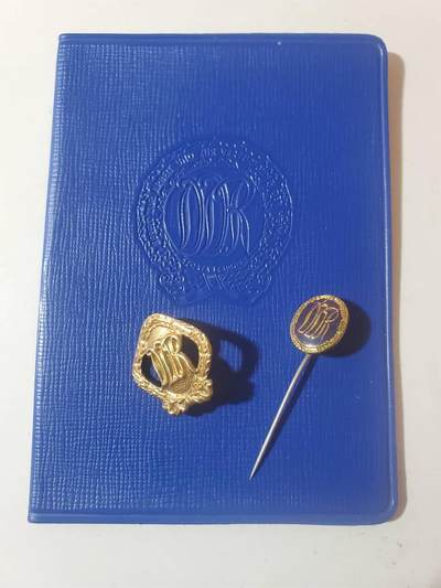 韵星假日军品类拍卖第三十九期暨默多克中校夫妇专场 -- Rimey Holidays Militaria Auction 39 & The Modoks Collection  - 民主德国金级体能证章插针、证章一套带证书 证书少见