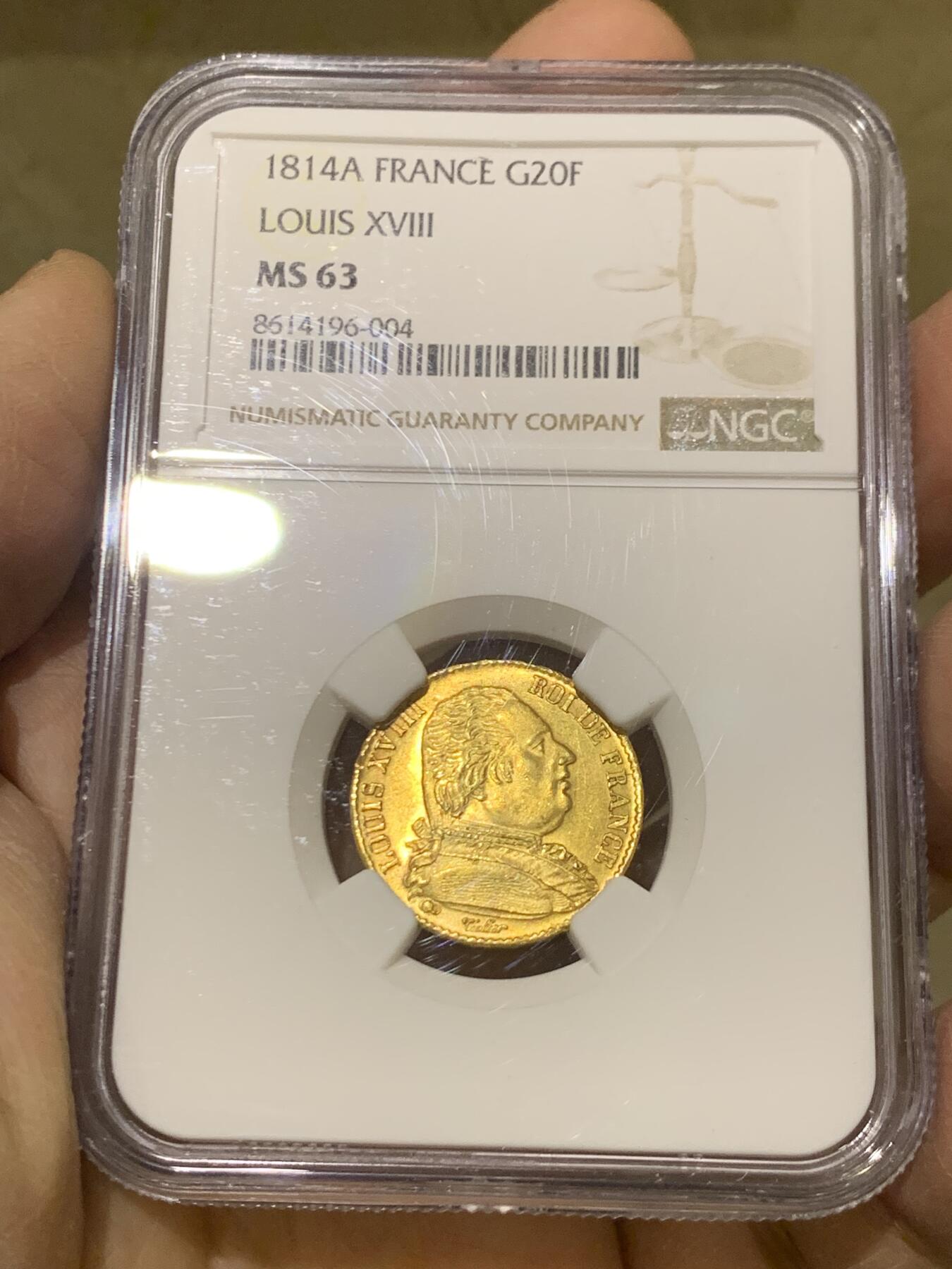 《竞宝斋》第464场 周日，周一，周二，3场连拍 （全场包邮）欢迎送拍 NGC MS63 法国1814年路易十八20法郎金币 少见戎装好品 戎装版路易十八只发行了两年，数量要少很多。此枚金光灿灿转光流畅实属难得，打制清晰值得收藏。热门稀缺品种！900金 6.45克
