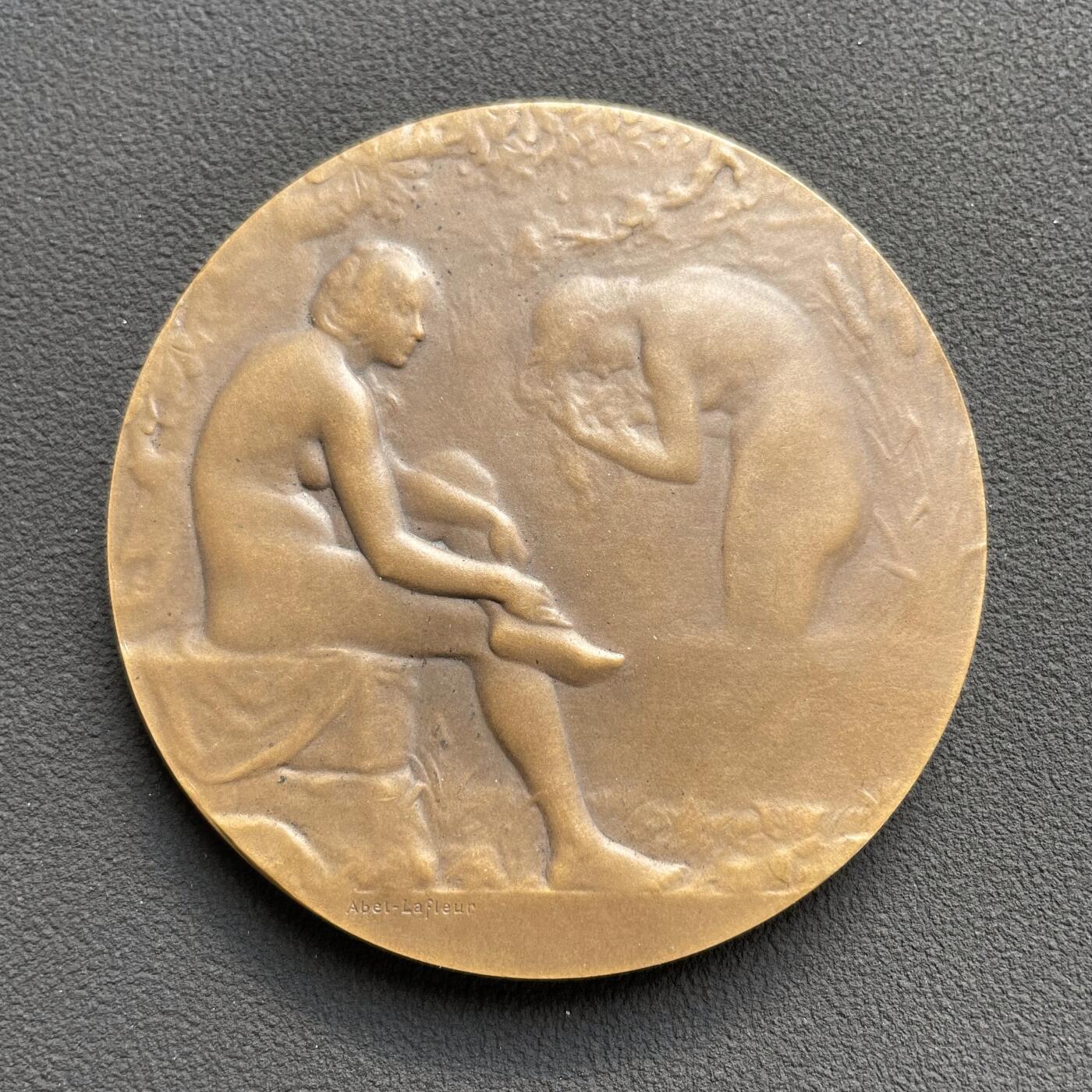 「木头集藏」“ 新岁撷珍”——章牌精品专场！ Abel Lafleur～1908年法国 浴女 铜章，直径： 54 mm，少见品种，品相极佳，朦胧的浅浮雕尽显女性胴体的柔美。边铭：丰饶角 BRONZE。马耶尔目录（1870-1940年法国章牌艺术）165号作品。此章作者阿贝尔·拉弗勒是法国雕塑家、雕刻家，他最著名的雕塑作品是世界杯的第一座奖杯雷米特金杯。拉弗勒在章牌领域是一位浅浮雕大师，尤其擅长女性人体。