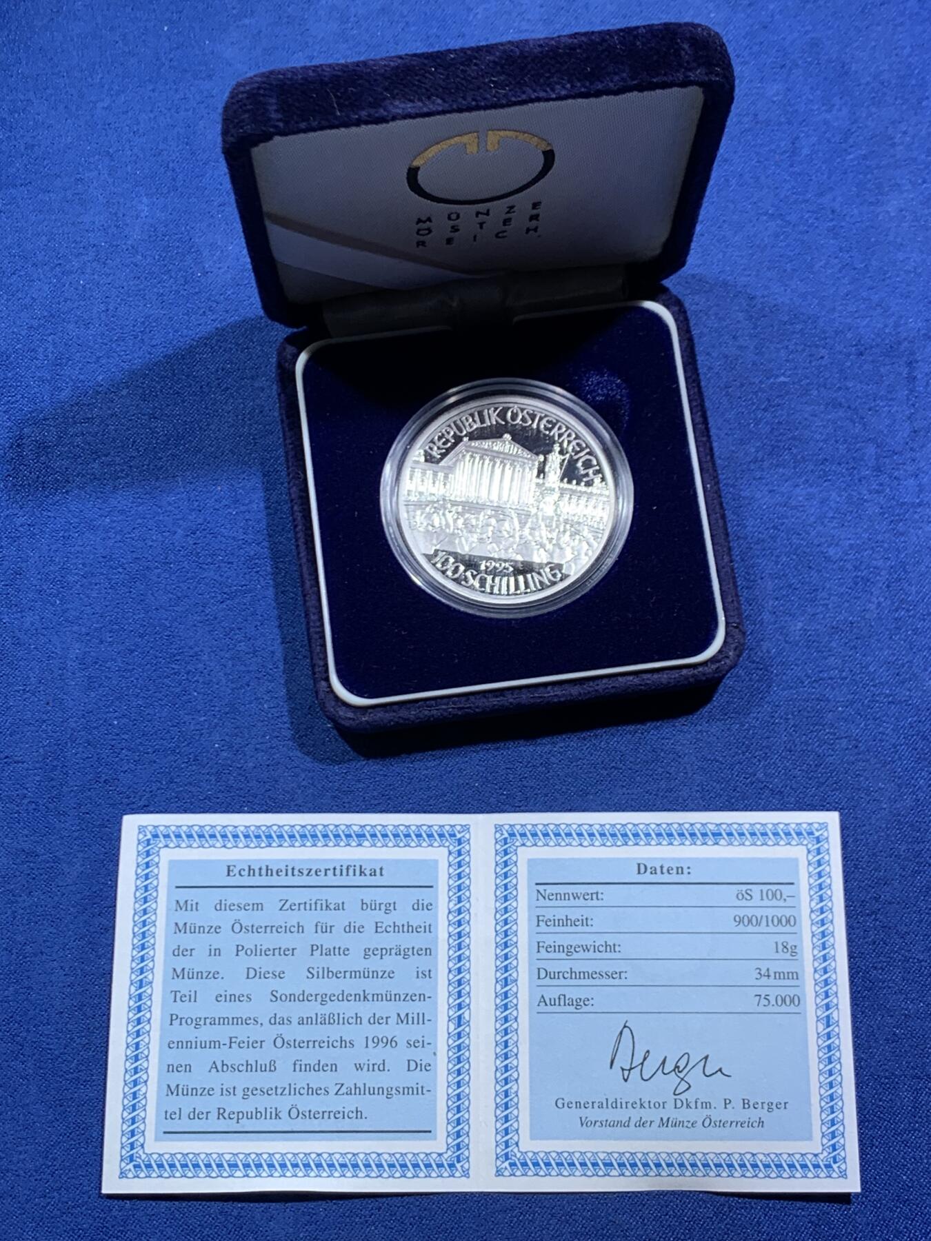 《竞宝斋》第464场 周日，周一，周二，3场连拍 （全场包邮）欢迎送拍 奥地利1995年纪念第一共和国精制银币，正面为奥地利议会大厦前的历史性场景，背面融合了议会建筑、国徽元素与象征工业、科技和文化发展的图案，整体刻画精美，在奥地利纪念币体系中属于较受欢迎的题材之一，34mm，20g，900银