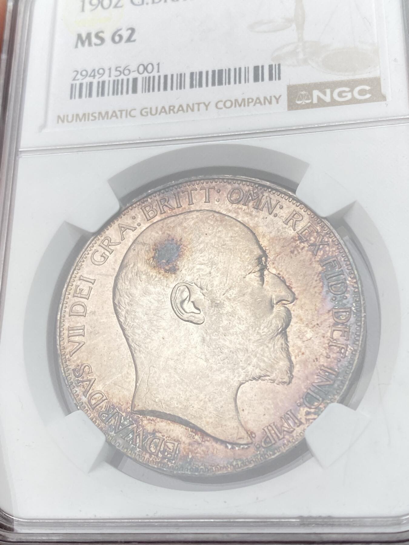 万国钱币拍卖第060期（万国六十期纪念大拍） NGC MS62 1902英国爱德华七世流通马剑克朗 原味转光玫瑰红彩环绕 打制深峻