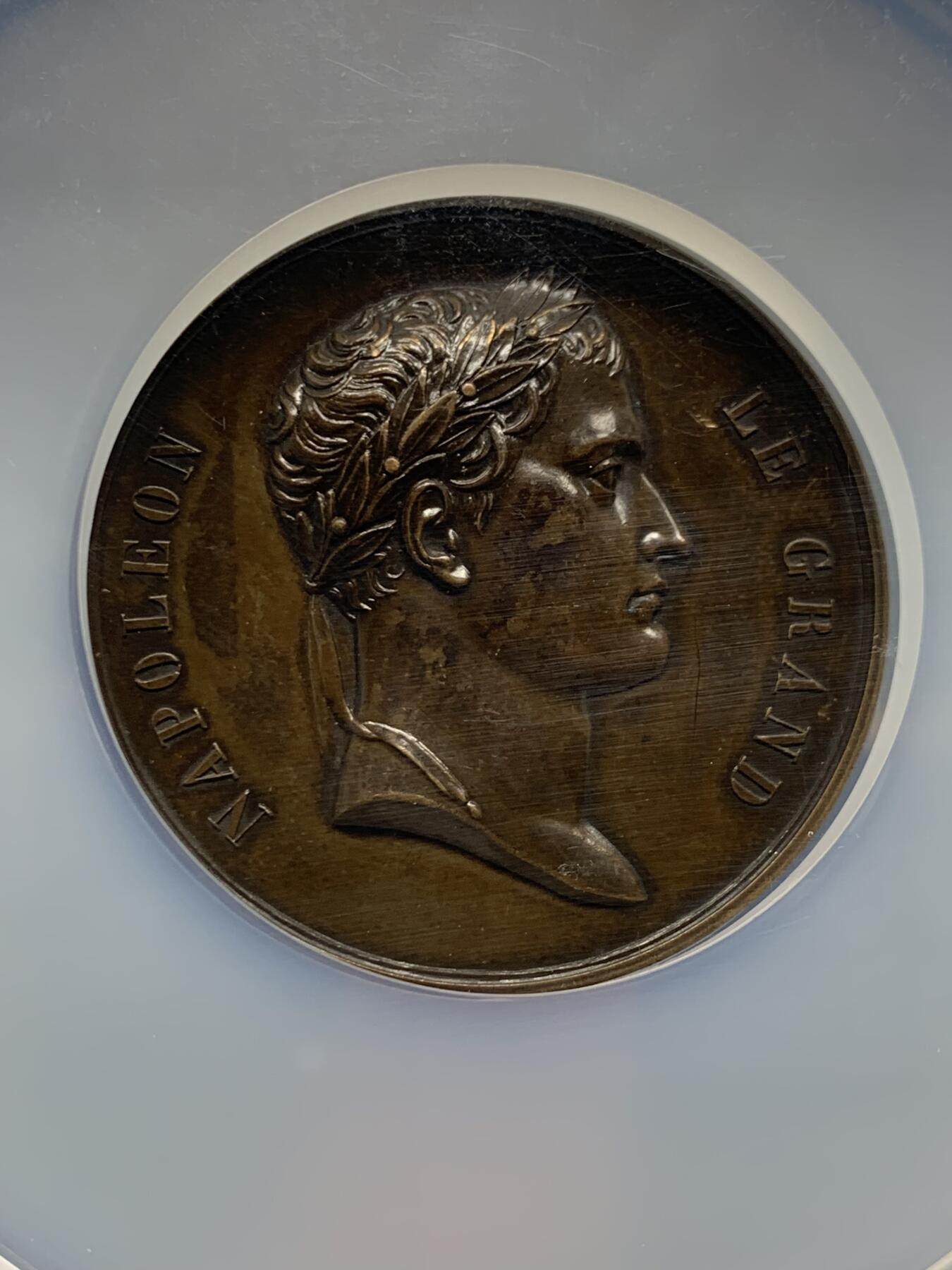 《竞宝斋》第464场 周日，周一，周二，3场连拍 （全场包邮）欢迎送拍 NGC MS61BN 法国1806年拿破仑凯旋门纪念铜章，BRAMSEN作品，稀少品种。正面拿破仑侧像，背面凯旋门高浮雕，打制细节犀利，包浆好状态。加大加厚盒