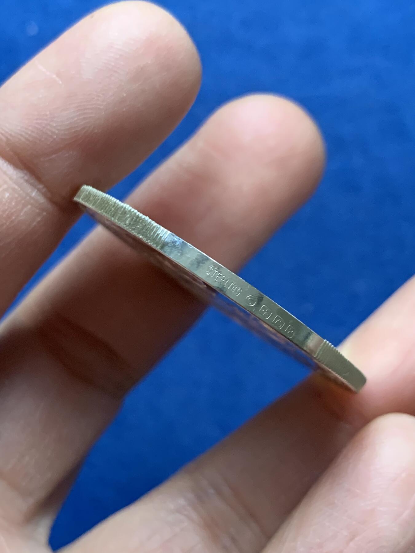 《竞宝斋》第464场 周日，周一，周二，3场连拍 （全场包邮）欢迎送拍 美国1975年阿波罗-联盟测试计划精制纪念银章，人类历史上首次国际航天合作，正面刻有执行该次任务的三名美国宇航员和两名苏联宇航员，富兰克林造币厂铸造，边缘有925银标，重20.15g