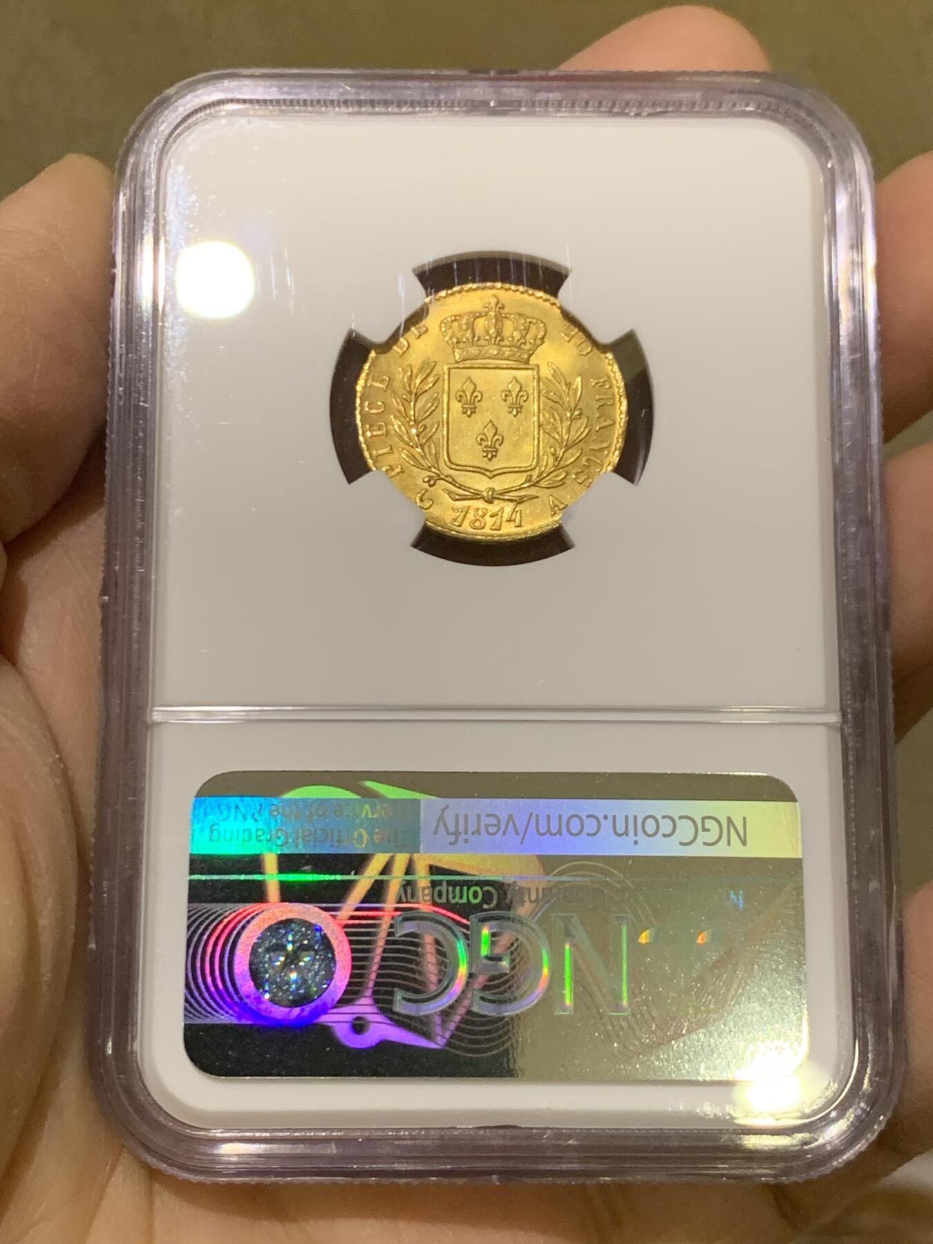 《竞宝斋》第464场 周日，周一，周二，3场连拍 （全场包邮）欢迎送拍 NGC MS63 法国1814年路易十八20法郎金币 少见戎装好品 戎装版路易十八只发行了两年，数量要少很多。此枚金光灿灿转光流畅实属难得，打制清晰值得收藏。热门稀缺品种！900金 6.45克