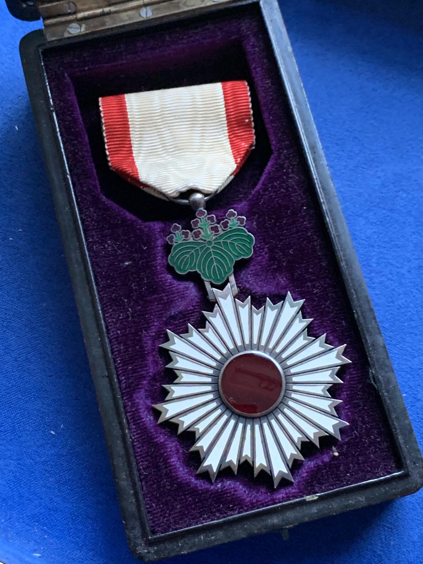 《竞宝斋》第464场 周日，周一，周二，3场连拍 （全场包邮）欢迎送拍 日本六等旭日章银质印章，重33.7g，原汁原味绶带，原盒齐全。