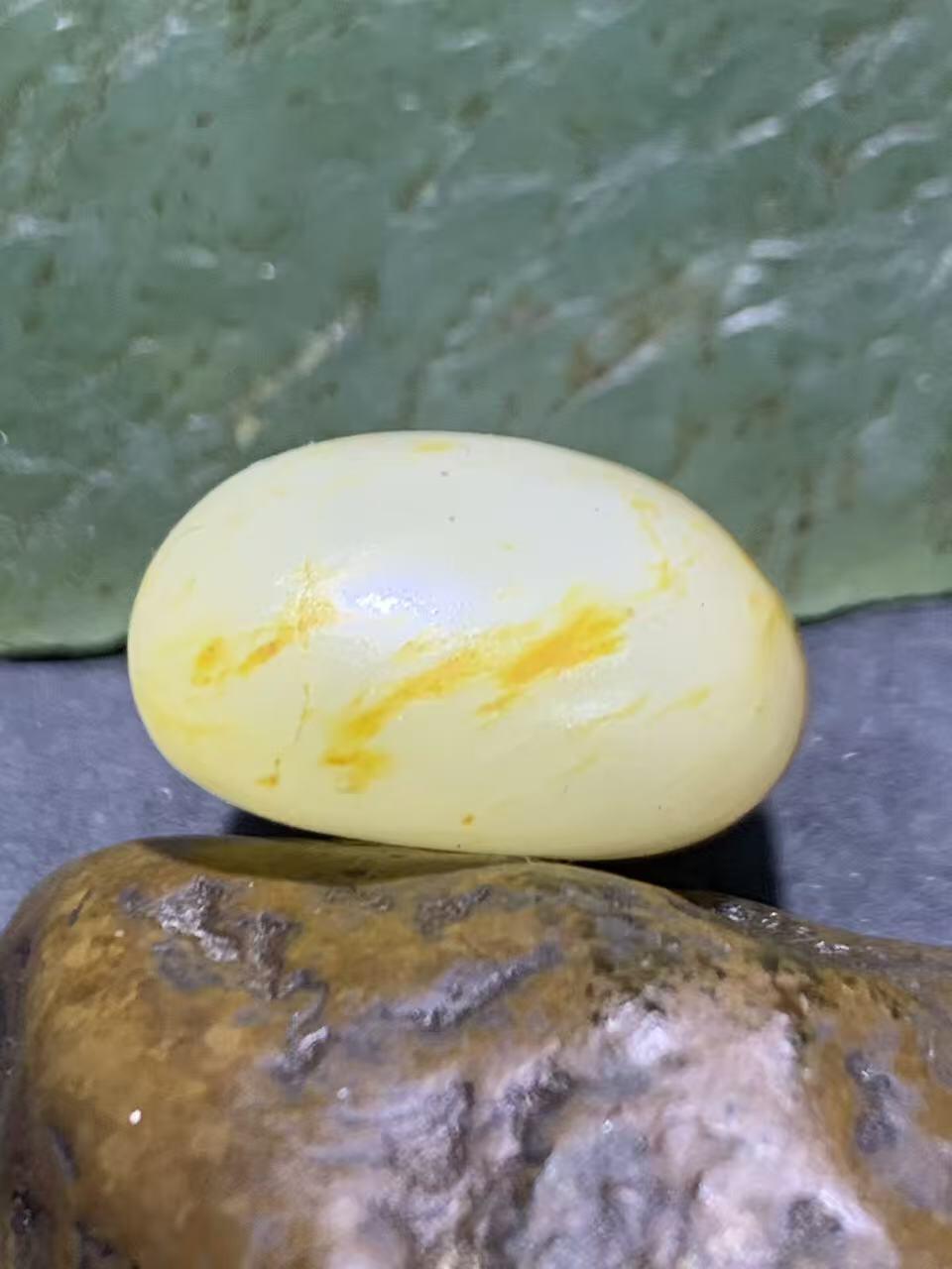 精美洒金皮和田白玉独籽原石一颗，