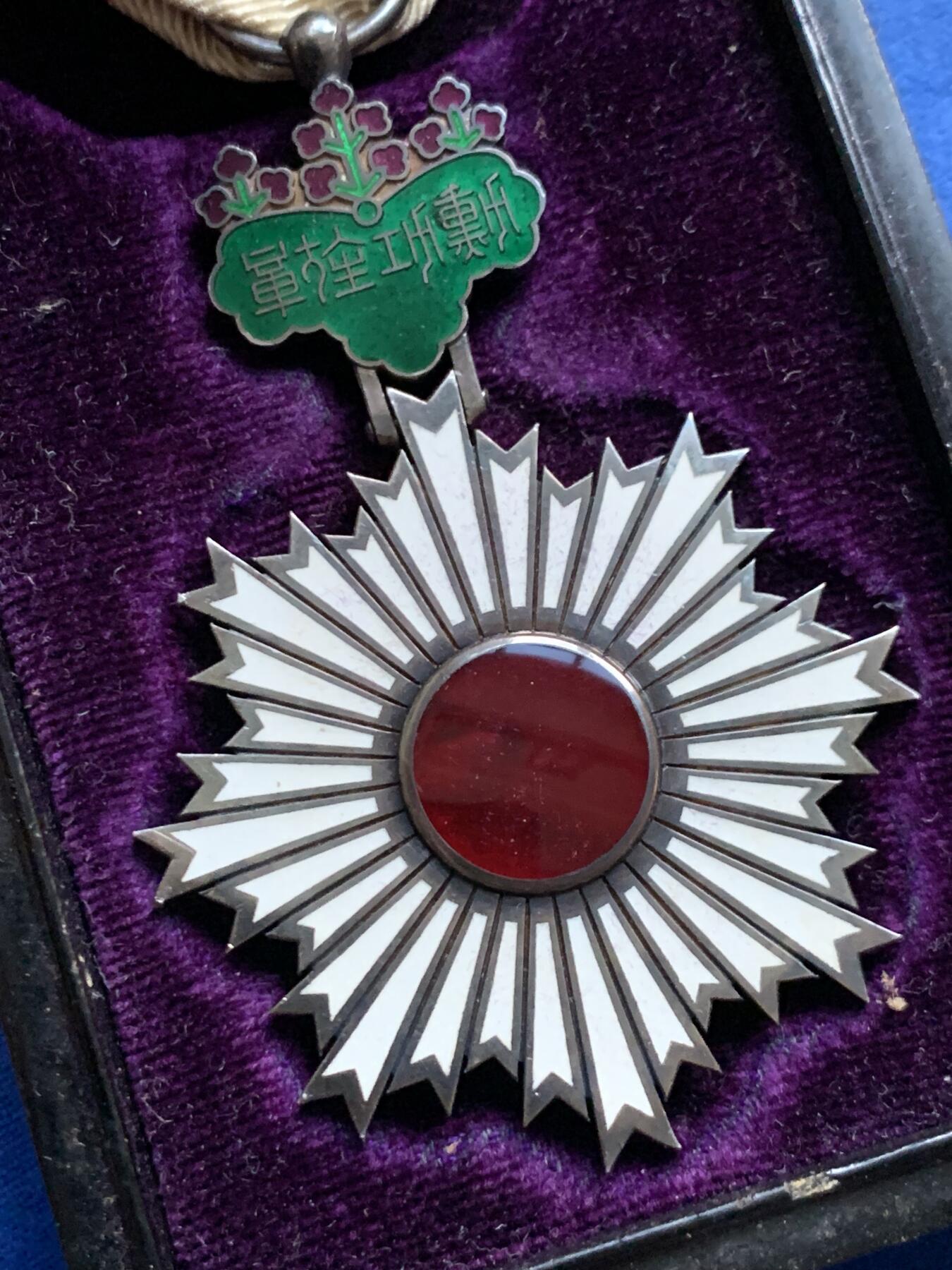 《竞宝斋》第464场 周日，周一，周二，3场连拍 （全场包邮）欢迎送拍 日本六等旭日章银质印章，重33.7g，原汁原味绶带，原盒齐全。