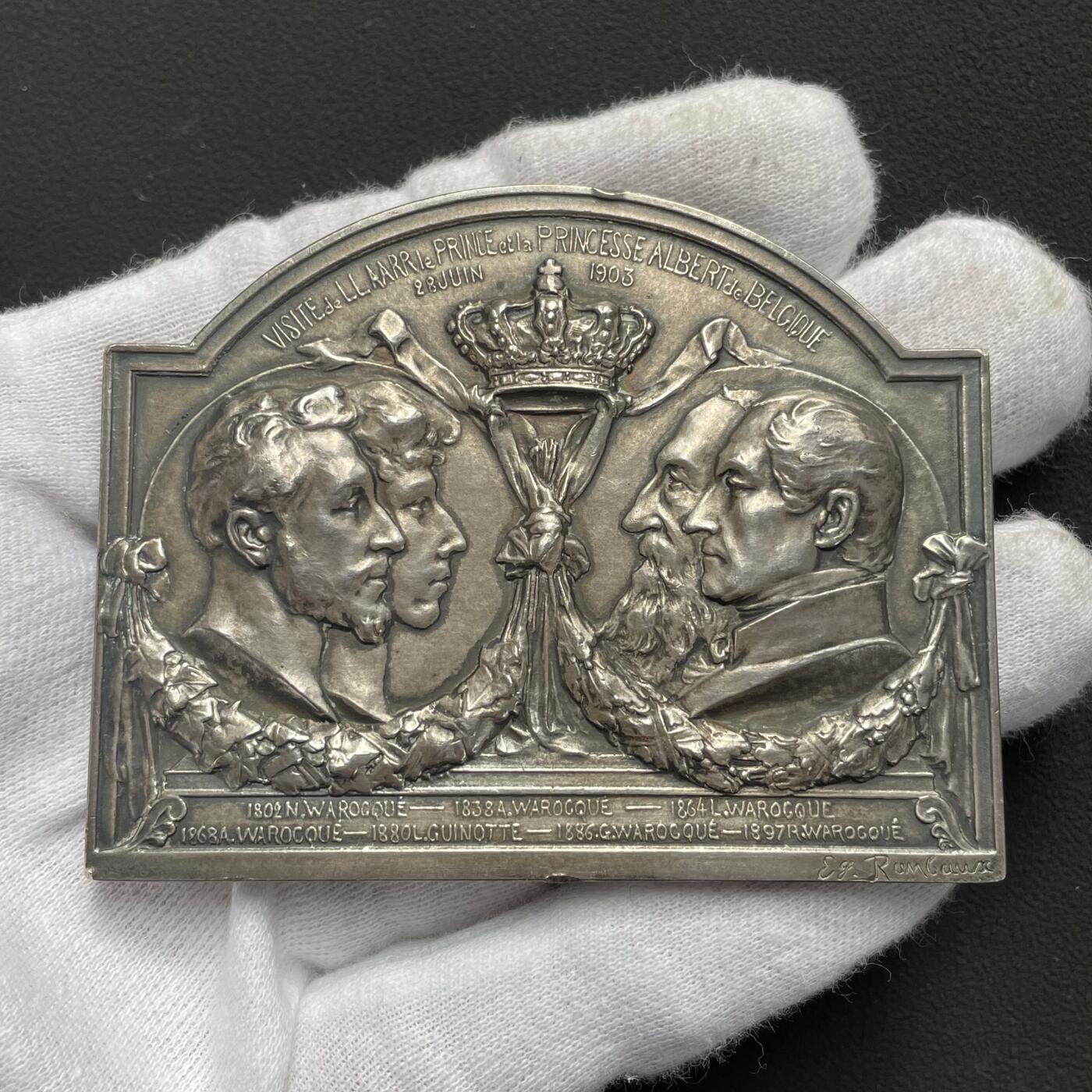 「木头集藏」“ 新岁撷珍”——章牌精品专场！ Rombaux～1903年比利时阿尔贝王子夫妇来访纪念银章，尺寸：71 × 56mm，109 g，边铭：ARGENT 银标，此款大版银章很少见！纪念马里蒙和巴斯库煤矿特许权100周年及阿尔贝王子夫妇来访。正面右侧为比利时国王利奥波德二世与先王利奥波德一世，左侧为阿尔贝王子（即后来的阿尔贝一世国王）与王子妃伊丽莎白。