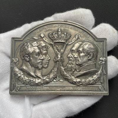 「木头集藏」“ 新岁撷珍”——章牌精品专场！ - Rombaux～1903年比利时阿尔贝王子夫妇来访纪念银章，尺寸：71 × 56mm，109 g，边铭：ARGENT 银标，此款大版银章很少见！纪念马里蒙和巴斯库煤矿特许权100周年及阿尔贝王子夫妇来访。正面右侧为比利时国王利奥波德二世与先王利奥波德一世，左侧为阿尔贝王子（即后来的阿尔贝一世国王）与王子妃伊丽莎白。