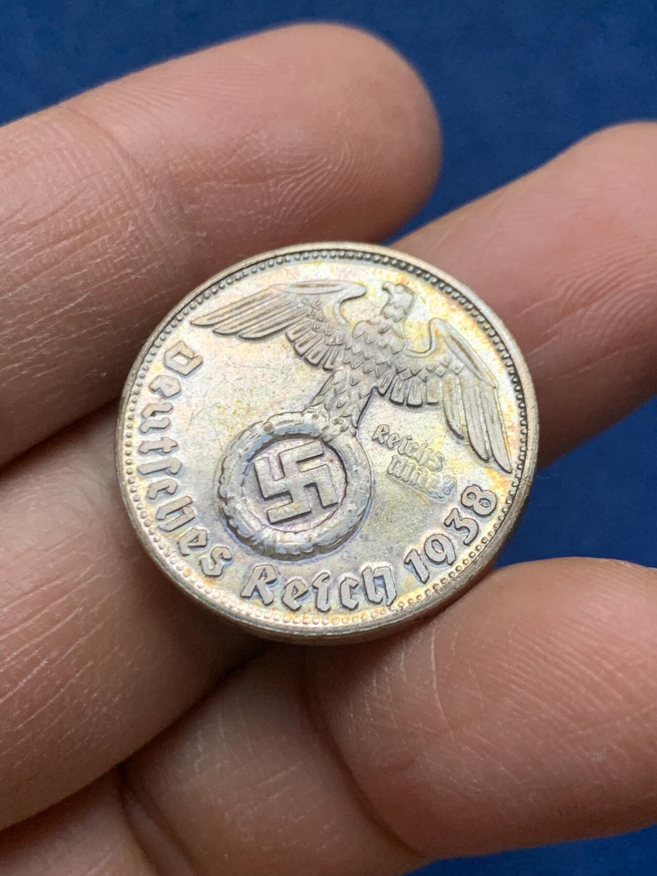 《竞宝斋》第464场 周日，周一，周二，3场连拍 （全场包邮）欢迎送拍 少见人像 好品 德国1938（实际应为1989）2马克 镀银 币型章 珍惜币目录收录