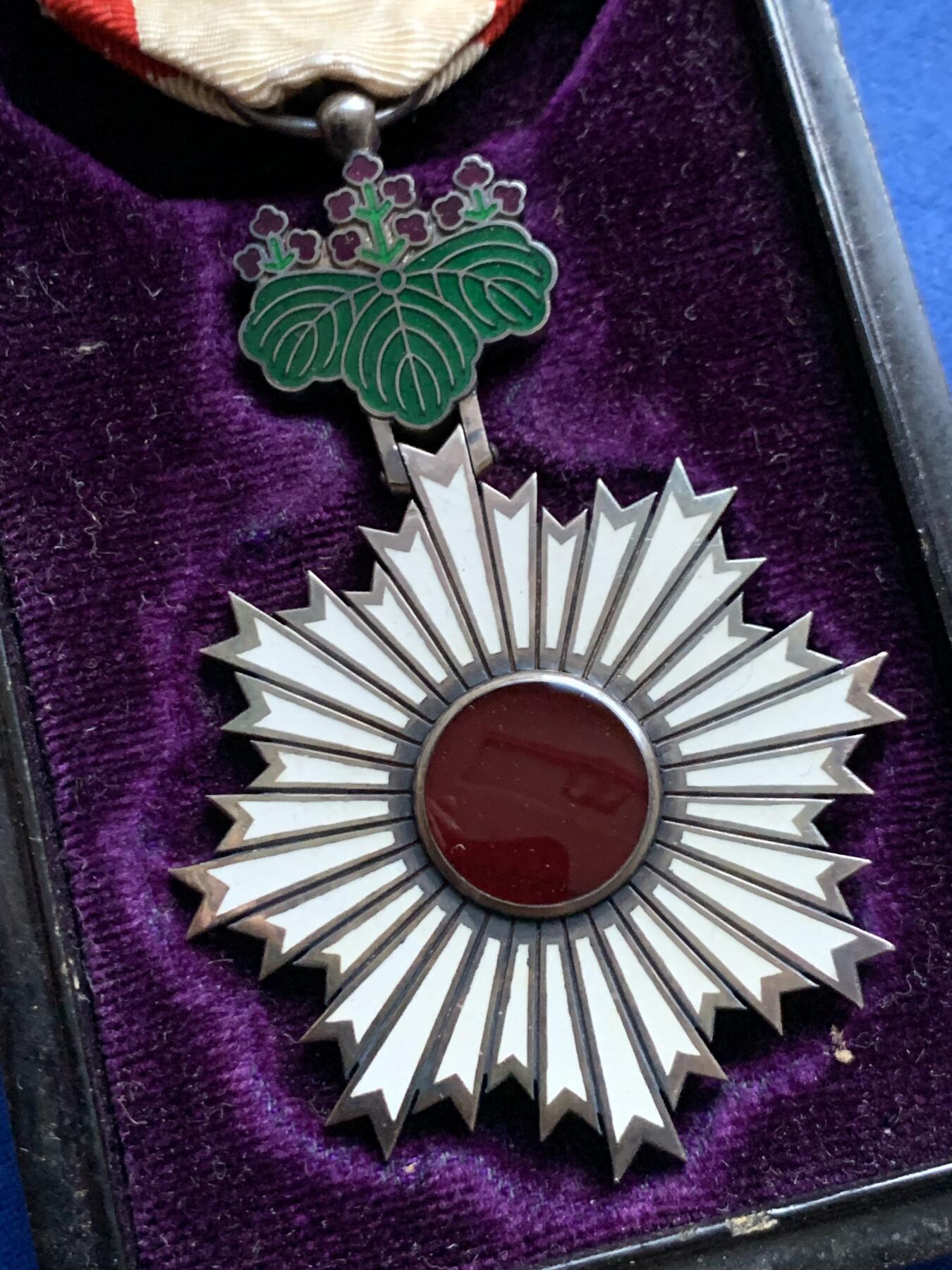 《竞宝斋》第464场 周日，周一，周二，3场连拍 （全场包邮）欢迎送拍 日本六等旭日章银质印章，重33.7g，原汁原味绶带，原盒齐全。